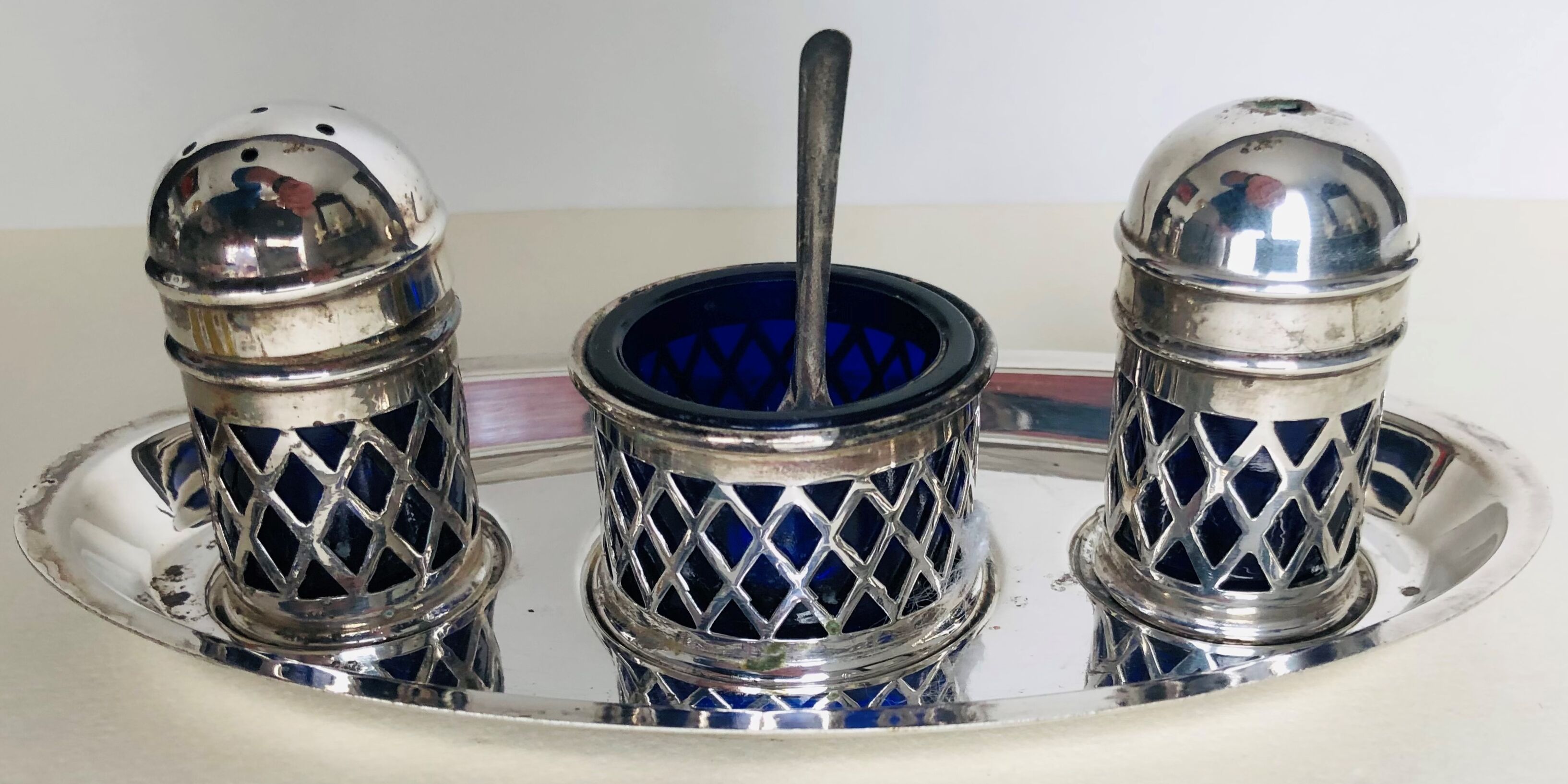 Silver metal spice service