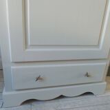 Armoire, penderie patinée gris perle finition cirée.
