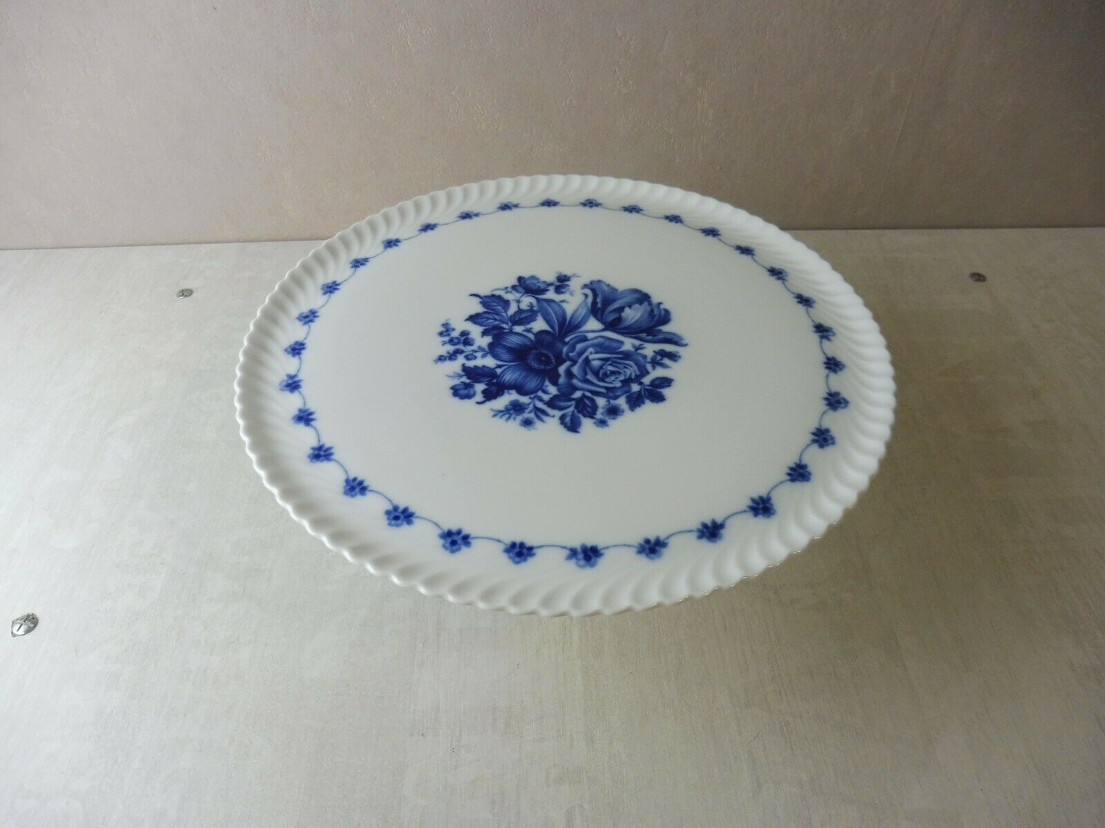 Old standing cake dish, flower décor