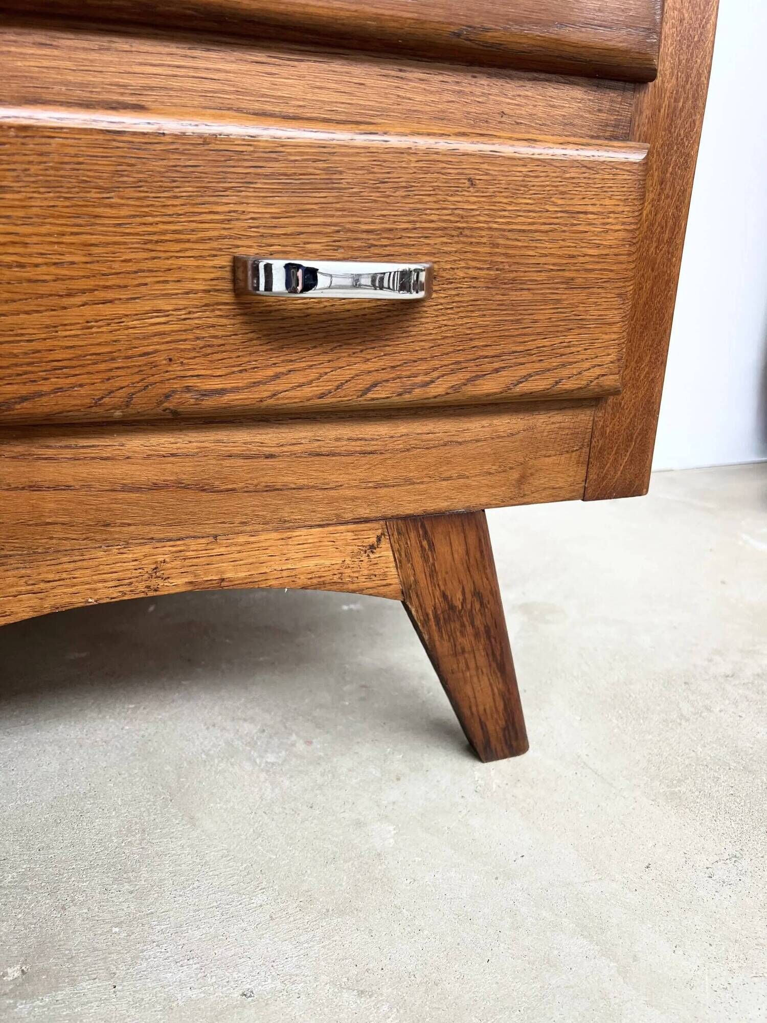 Commode vintage en chêne et poignées chrome – années 60