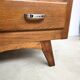 Commode vintage en chêne et poignées chrome – années 60