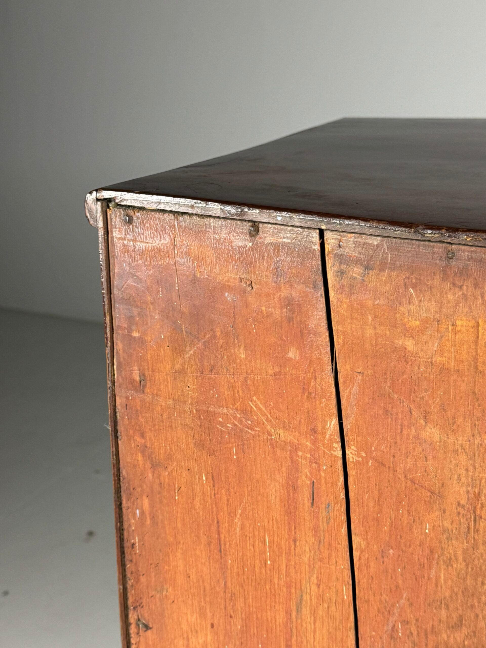Commode en acajou à façade bombée