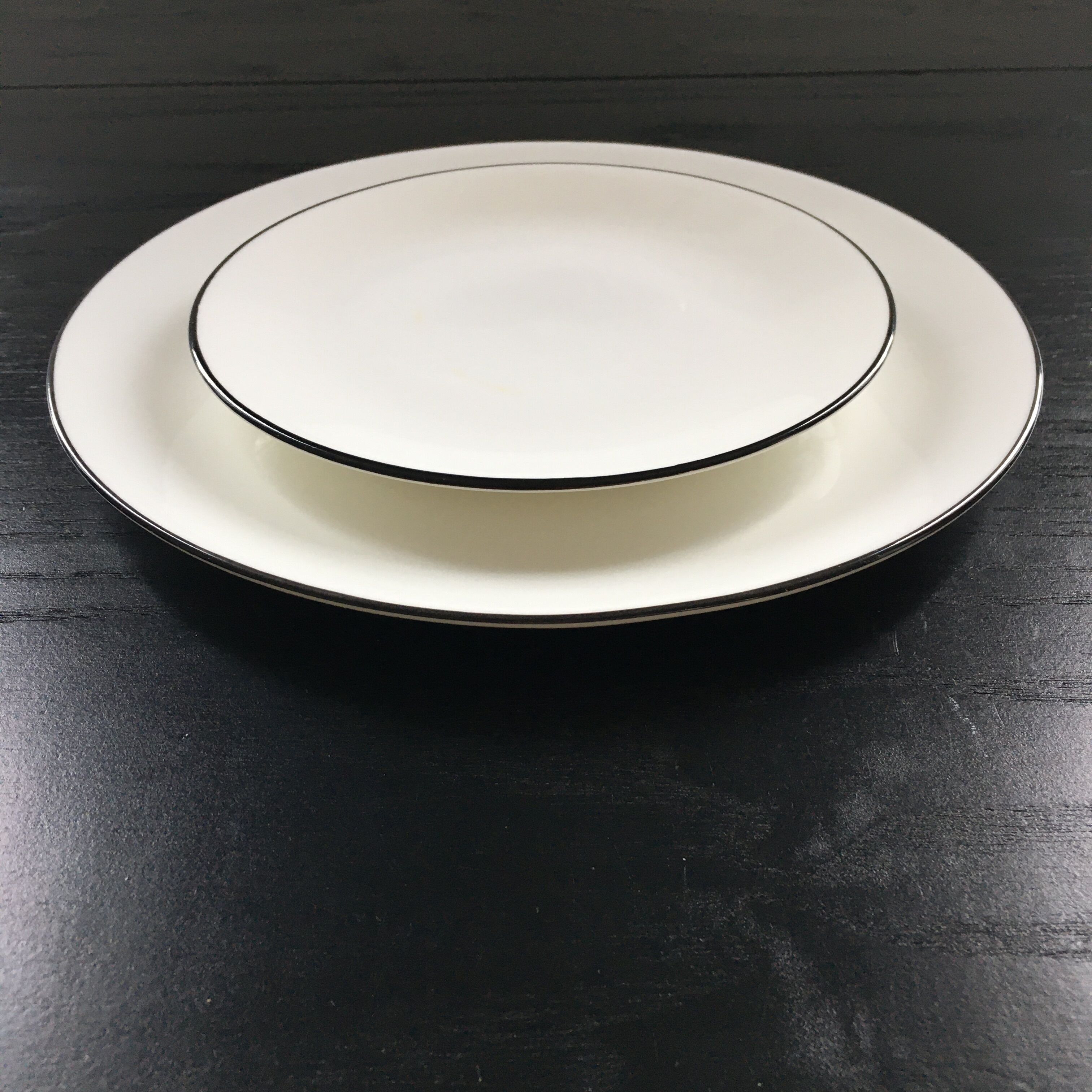 Set of 2 porcelain plates