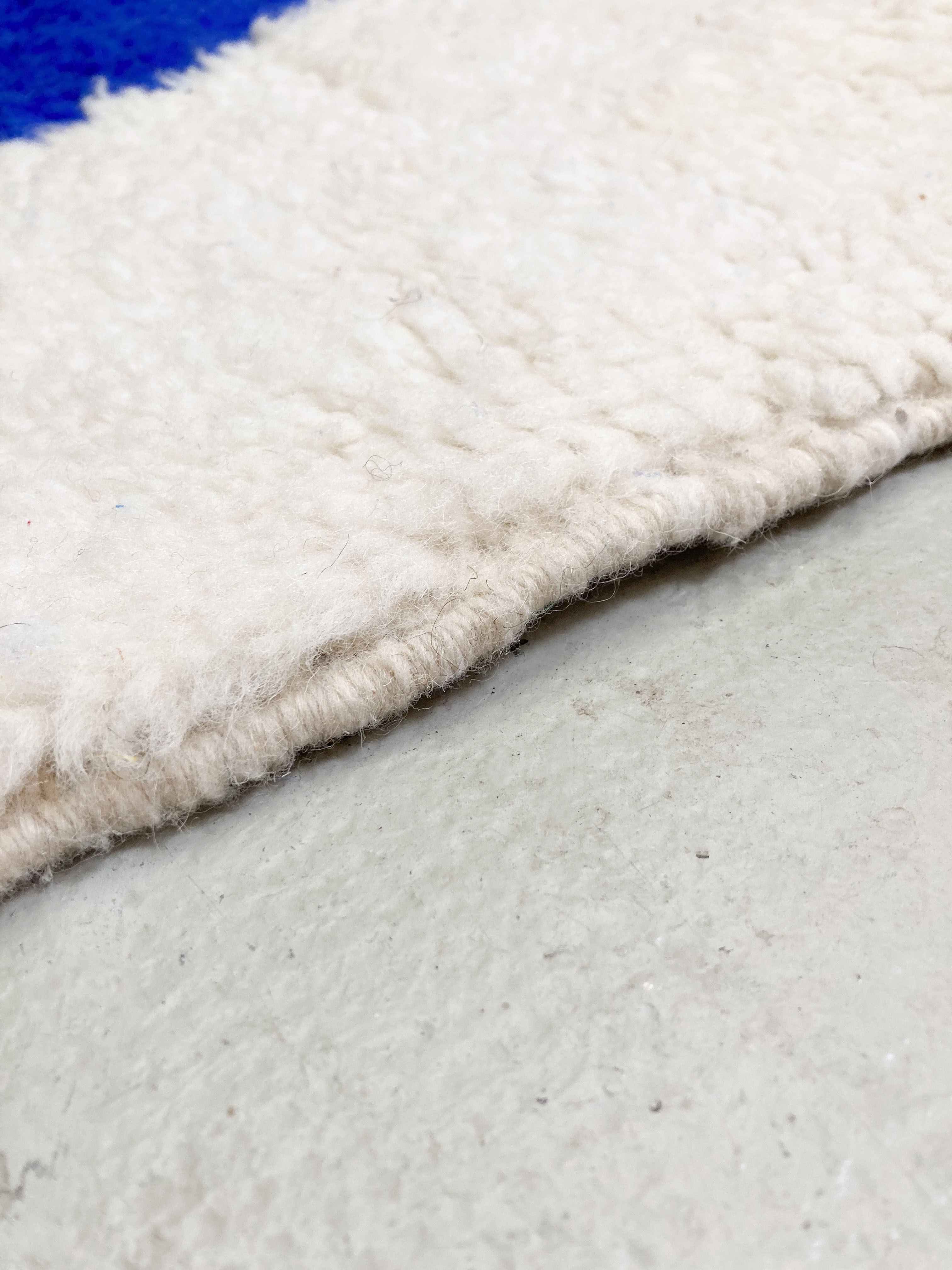 Moroccan Berber carpet beni ouarain contemporary with majorelle blue patterns