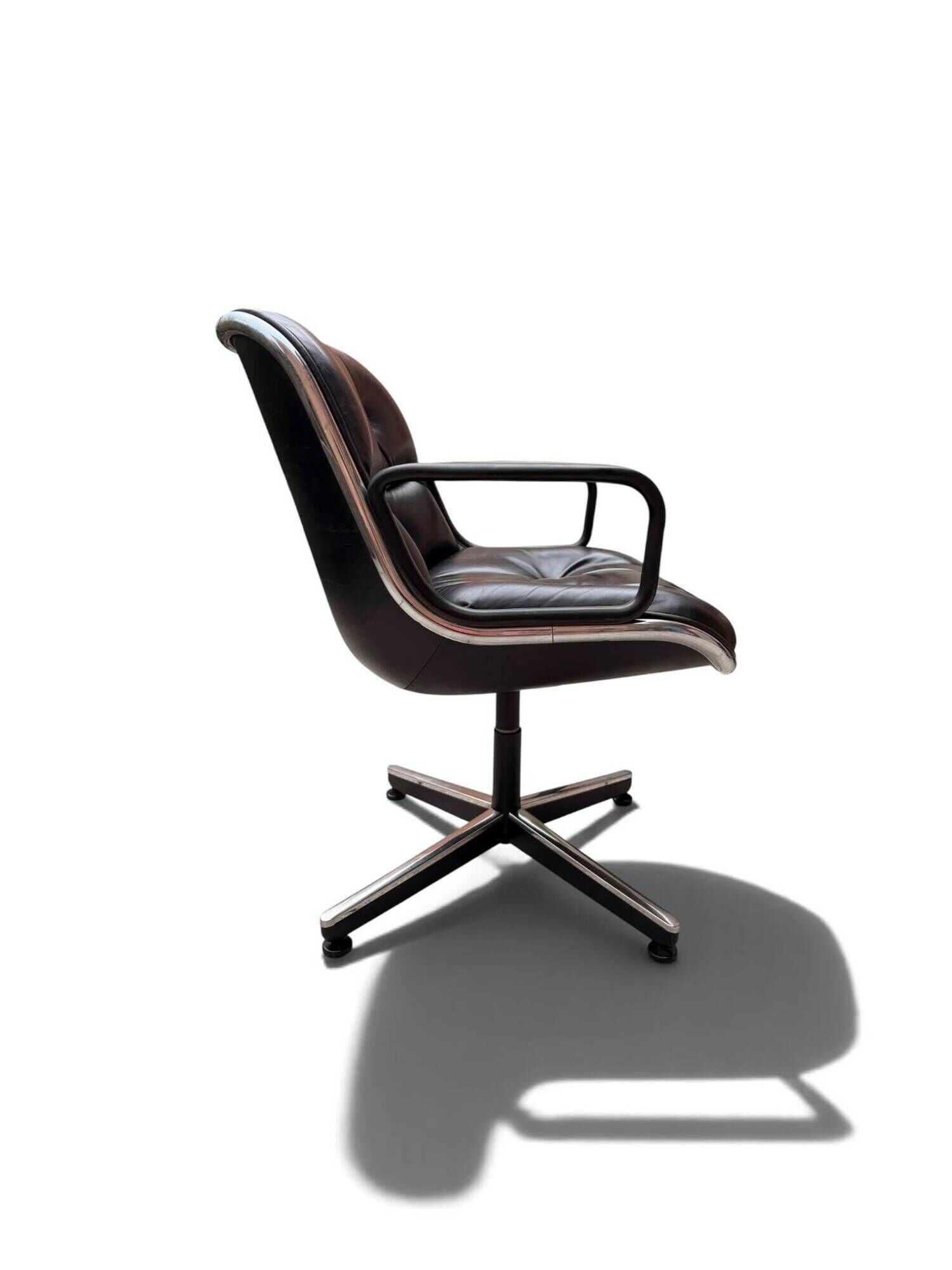 Charles Pollock Executive office chair in black leather, Knoll