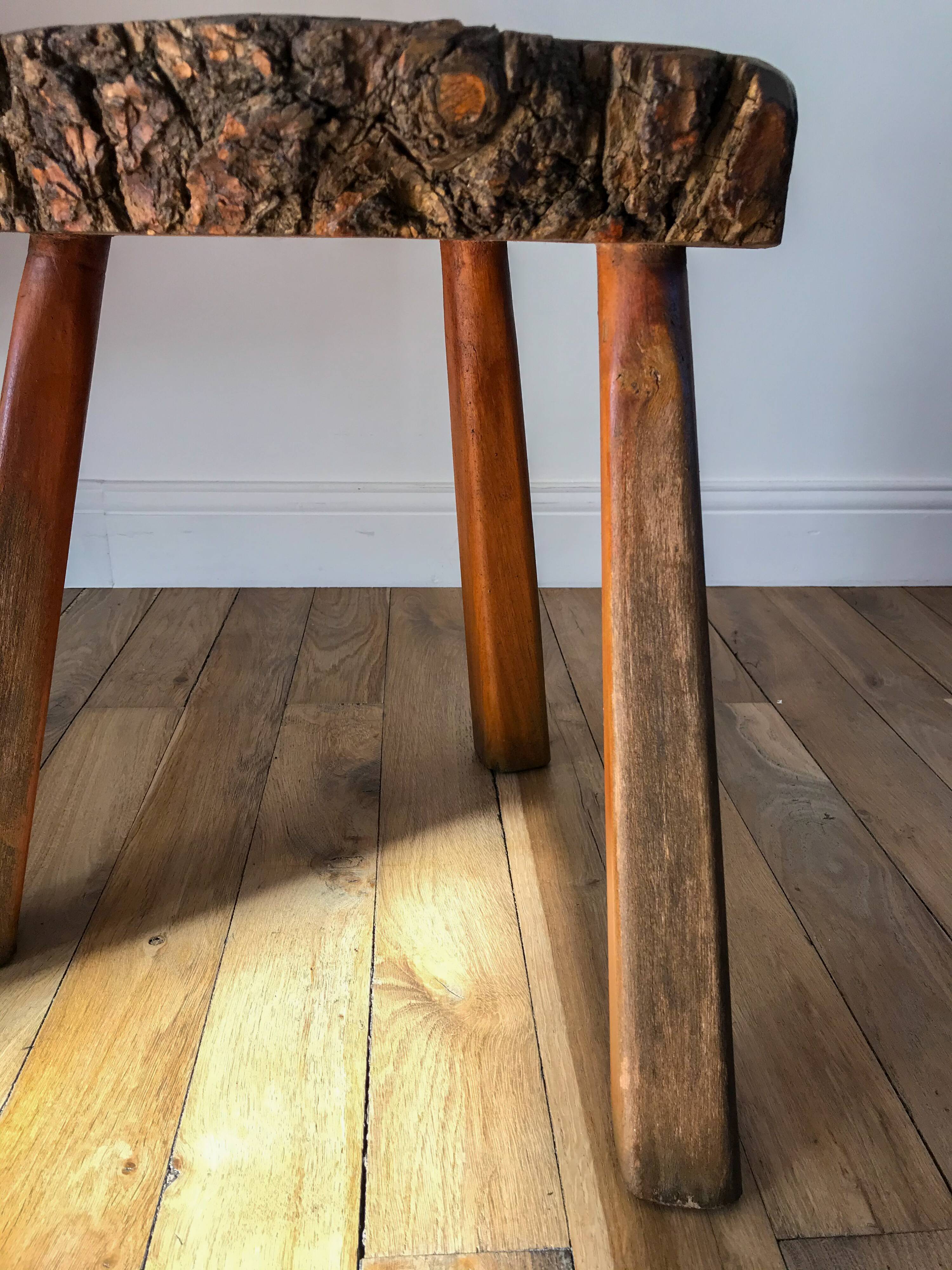 tabouret en bois style brutaliste années 30-40