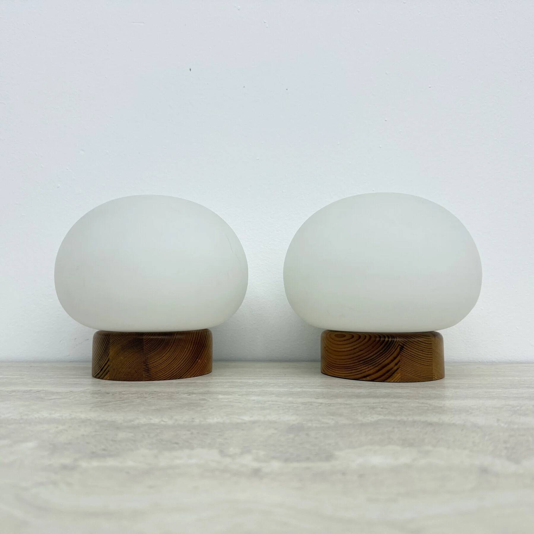 Ensemble de 2 lampes de table en bois de pin et en verre opalin, années 1970.