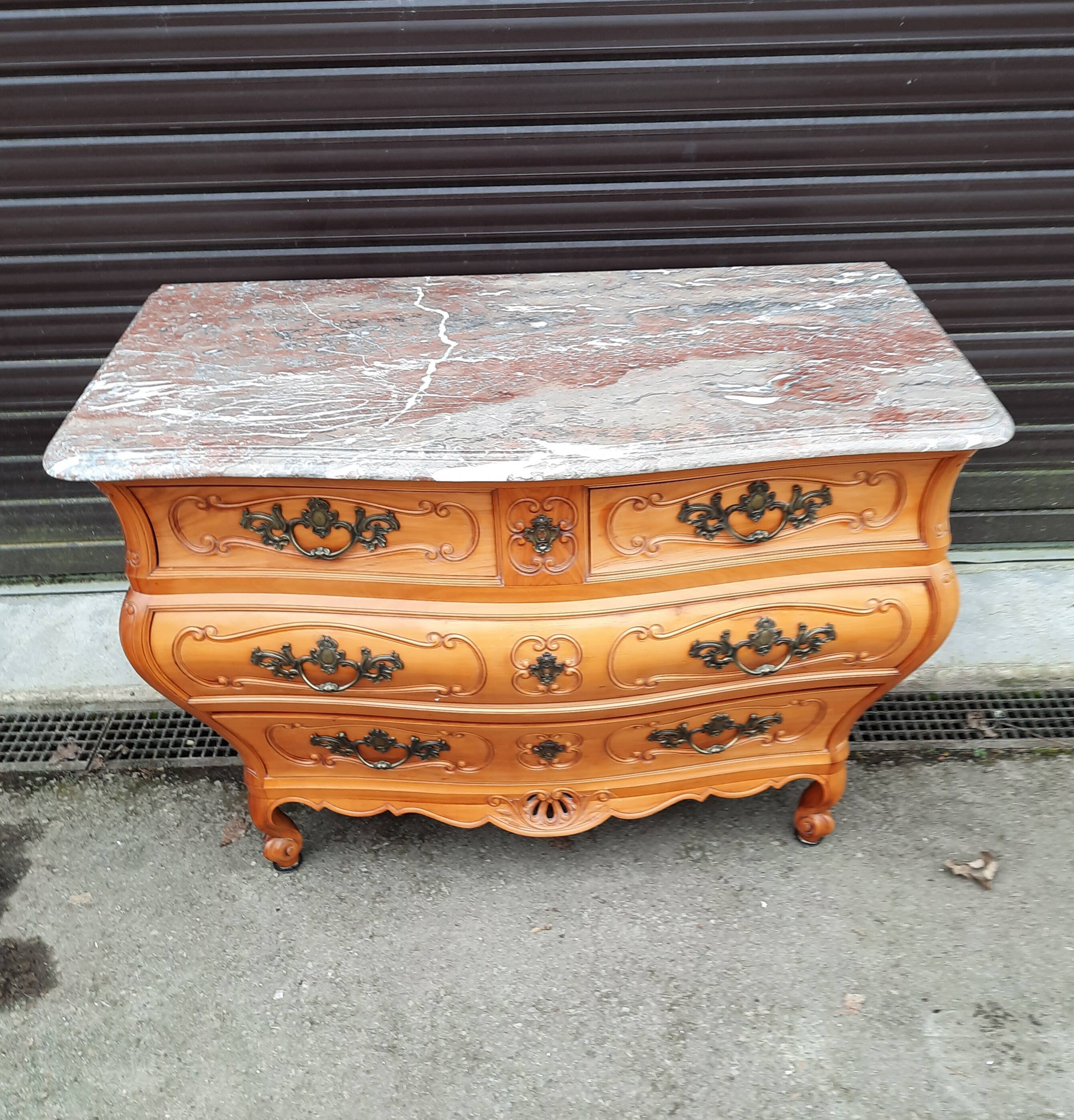 Important Louis XV chest of drawers
