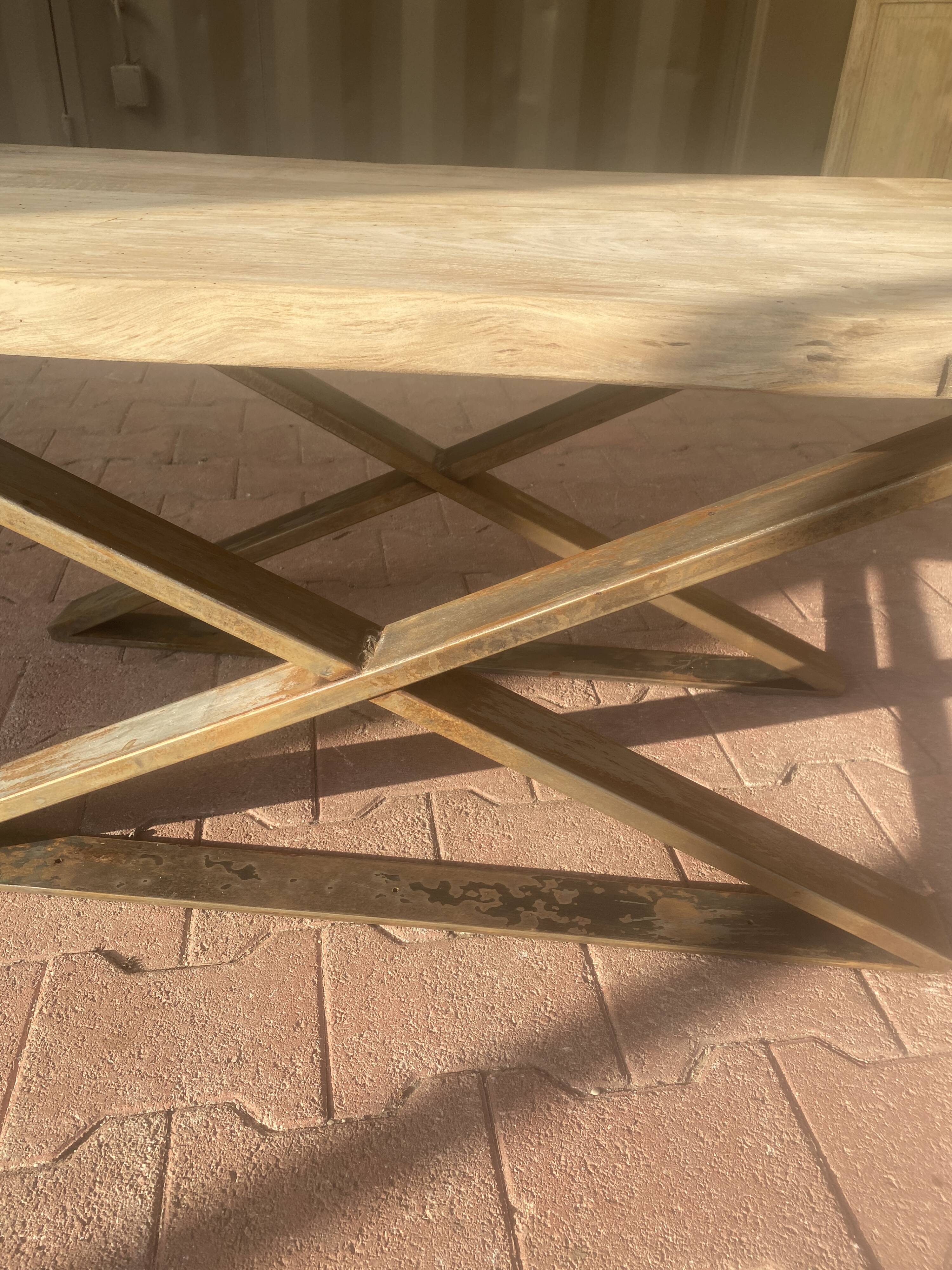 Coffee table with metal leg