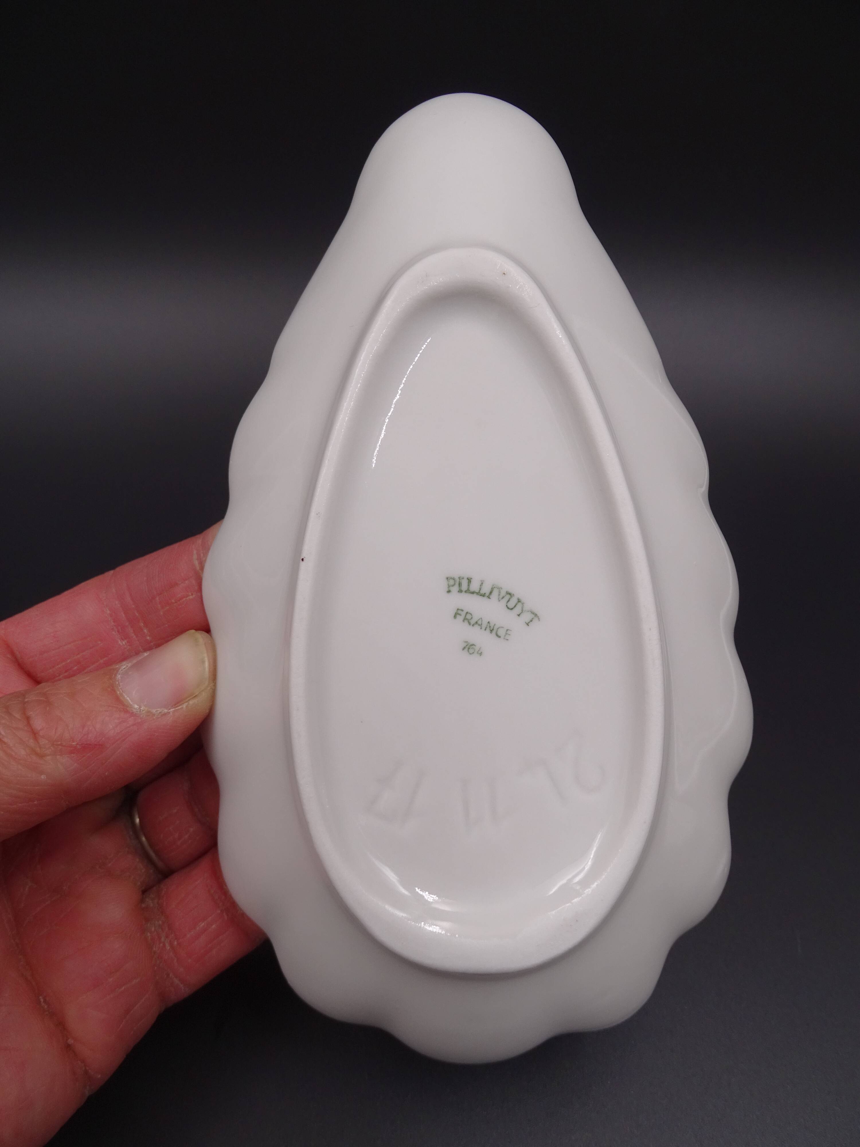 Set of 7 cups in white porcelain and in the shape of a shell - Pillivuyt around 1940