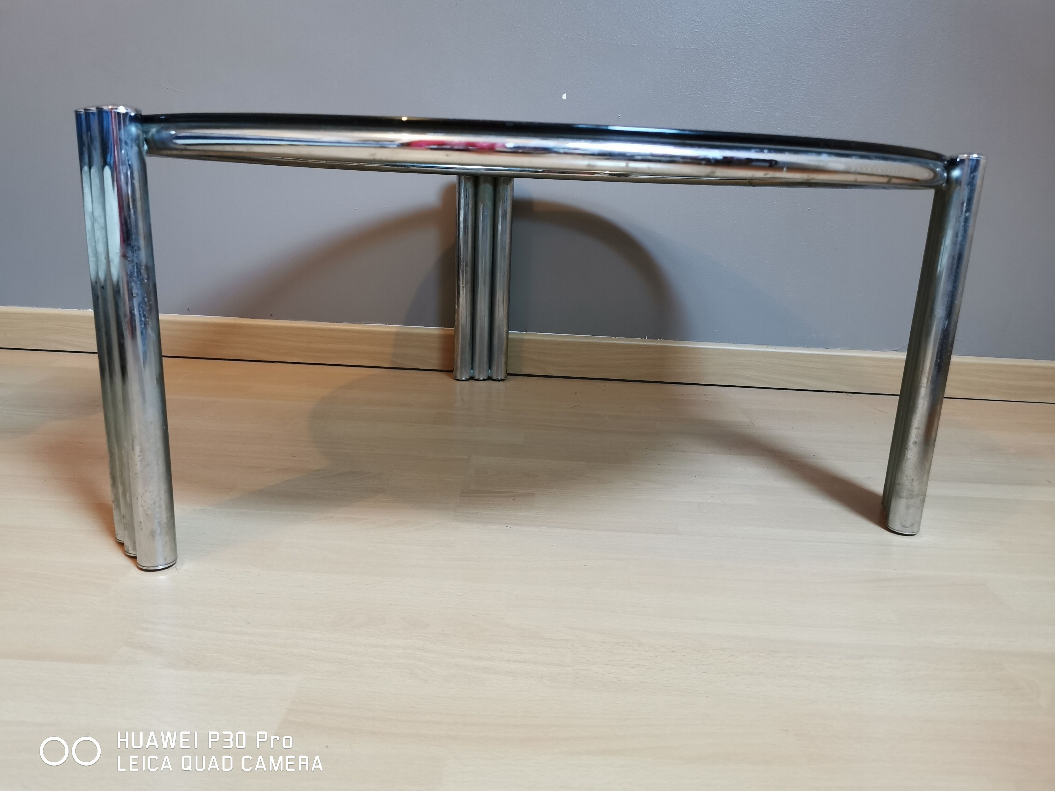 Table basse verre fumé et pieds chromés