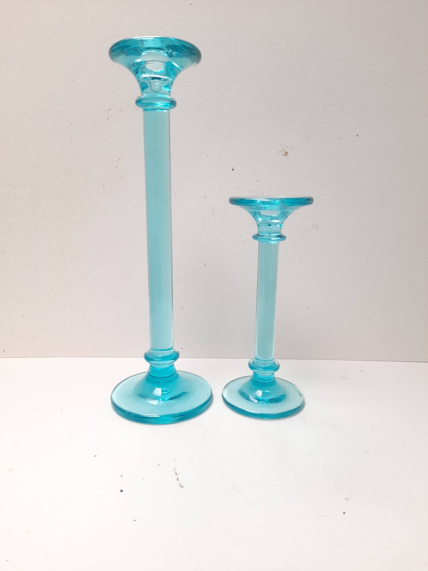 Paire de bougeoirs en verre bleu turquoise