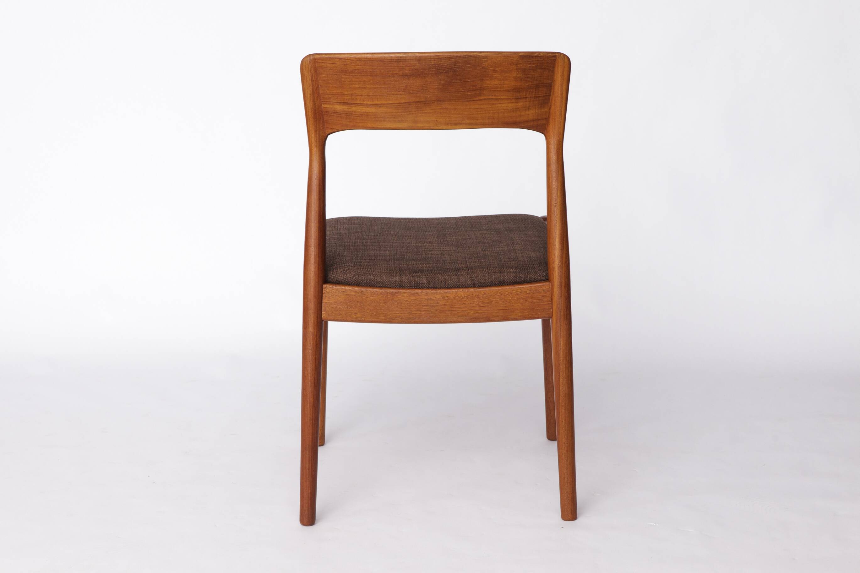 Ensemble de 4 chaises en teck Henning Kjærnulf – Design danois des années 1960 pour KS Møbler