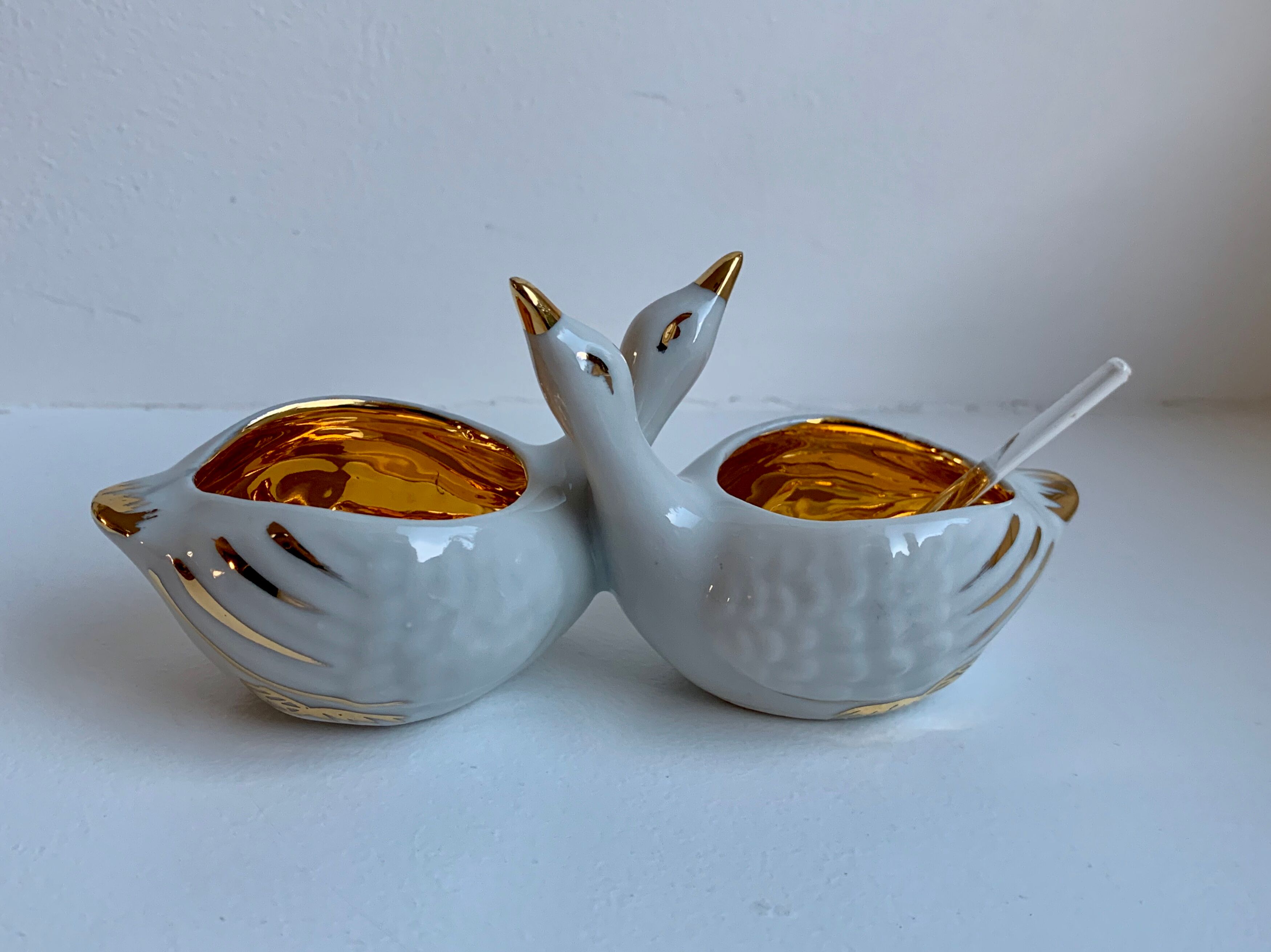Ceramic pepper shaker in the shape of swans 60s