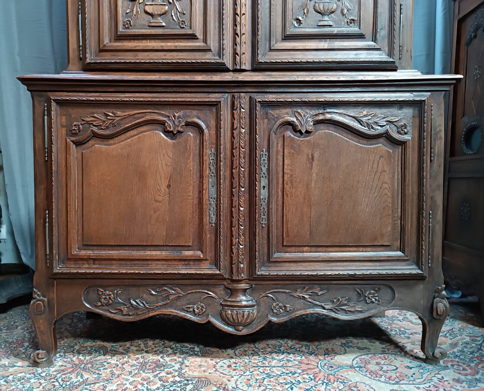 Buffet with 2 bodies in carved oak, Louis XV style, 19th century.