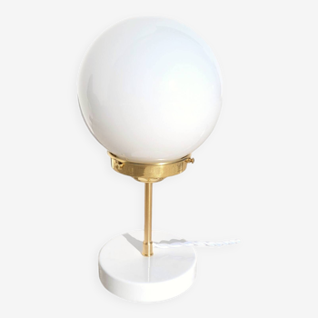 Lampe globe opaline et laiton