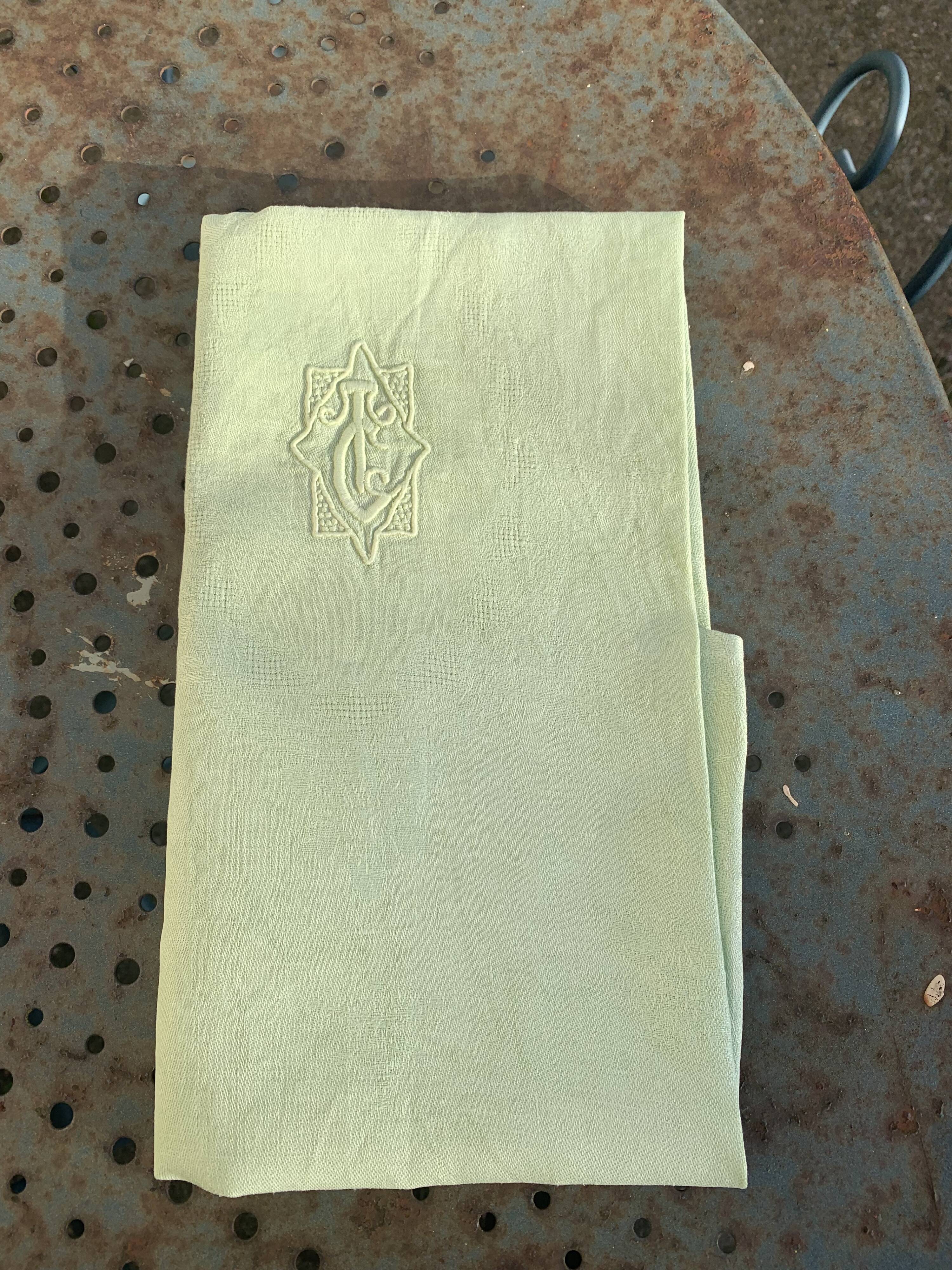 Lot duo, compose de deux grandes serviettes en coton et lin teintées bleue et verte anis, brodées,