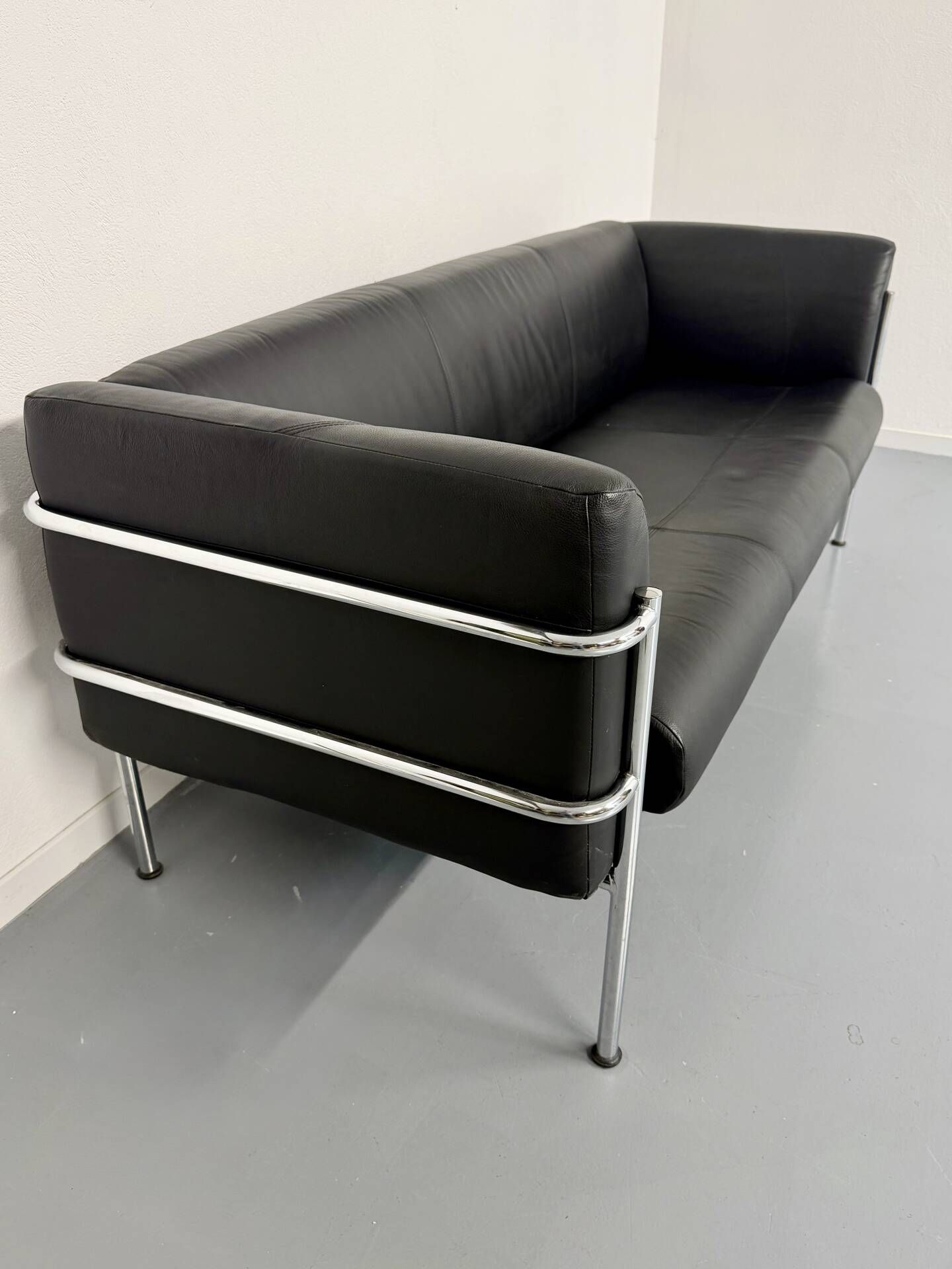 Three-seater tubular chrome and black leather sofa by Kébé, Denmark 80