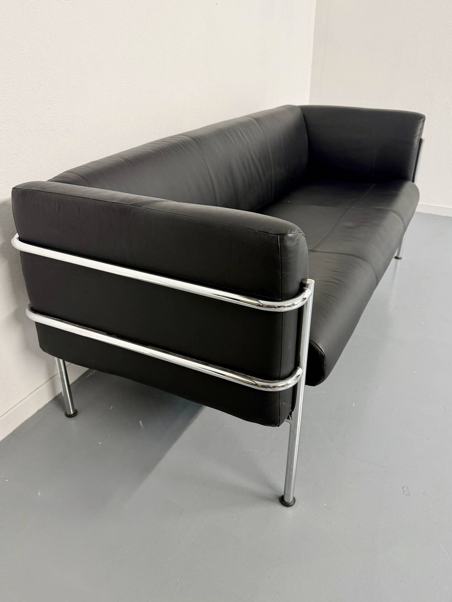 Three-seater tubular chrome and black leather sofa by Kébé, Denmark 80