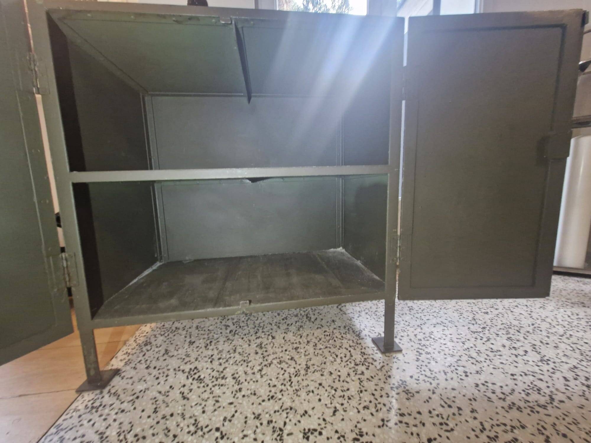 Buffet industriel acier vintage années 60/70 – meuble d’atelier authentique