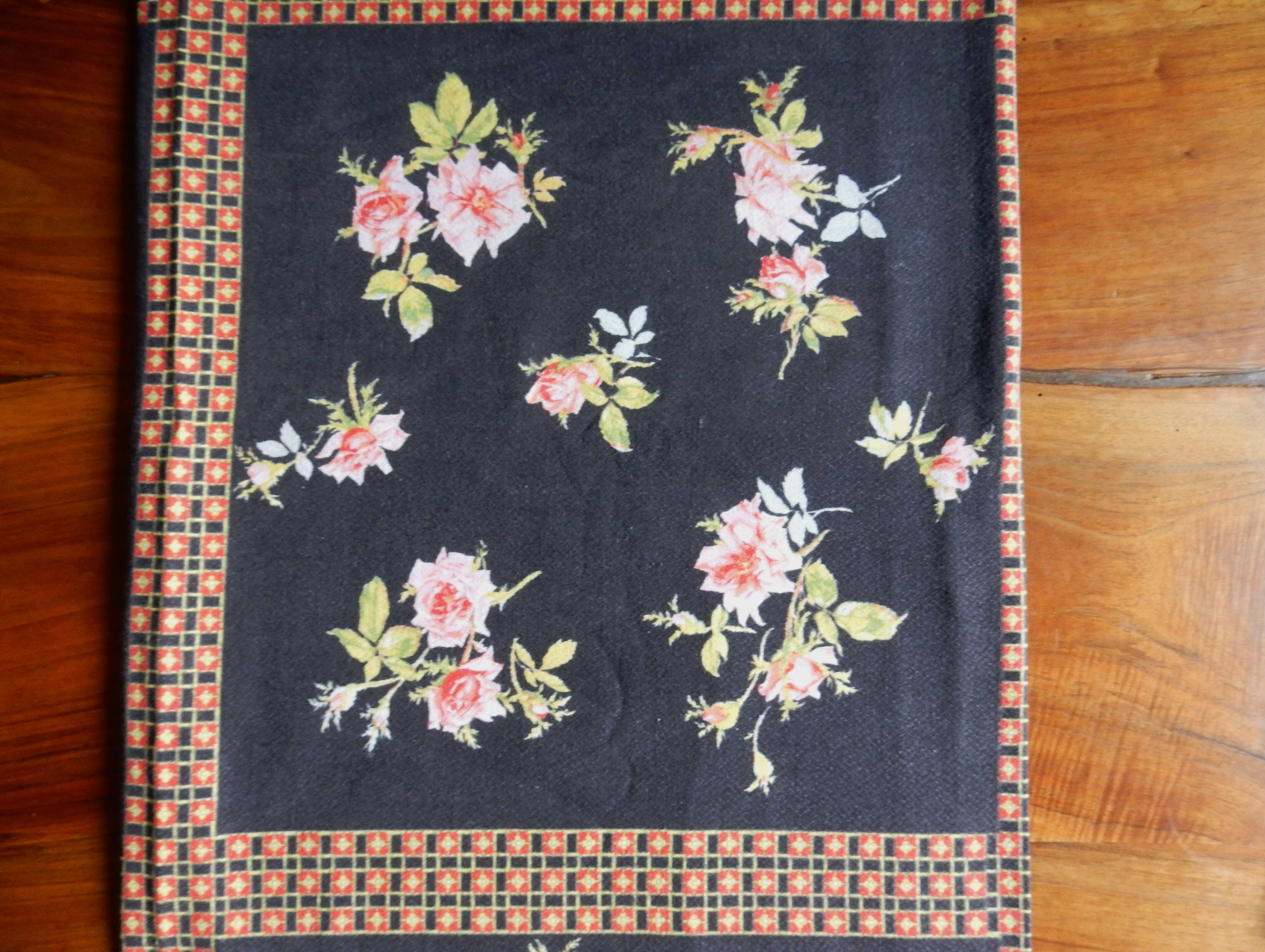 Black tablecloth with bouquets of roses