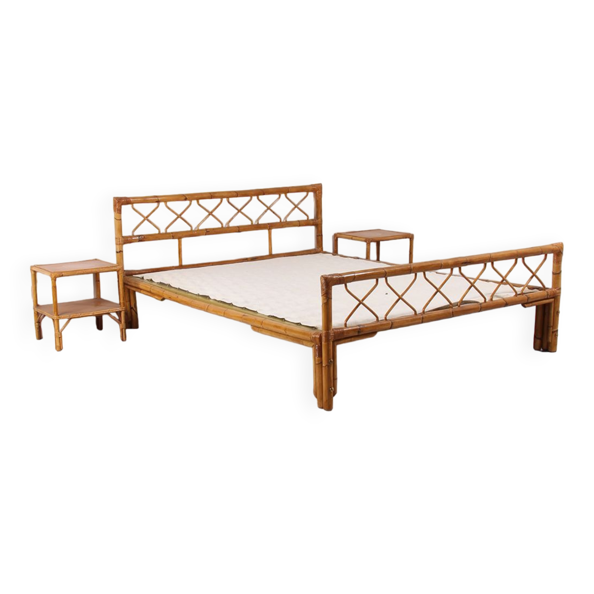 Bed 140 rattan and 2 vintage bedside tables