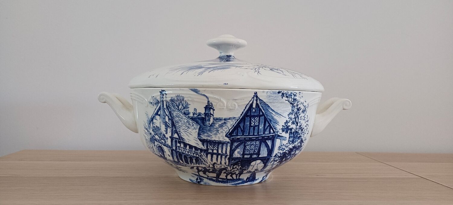 Tiled tureen Gien Wedgwood blue décor
