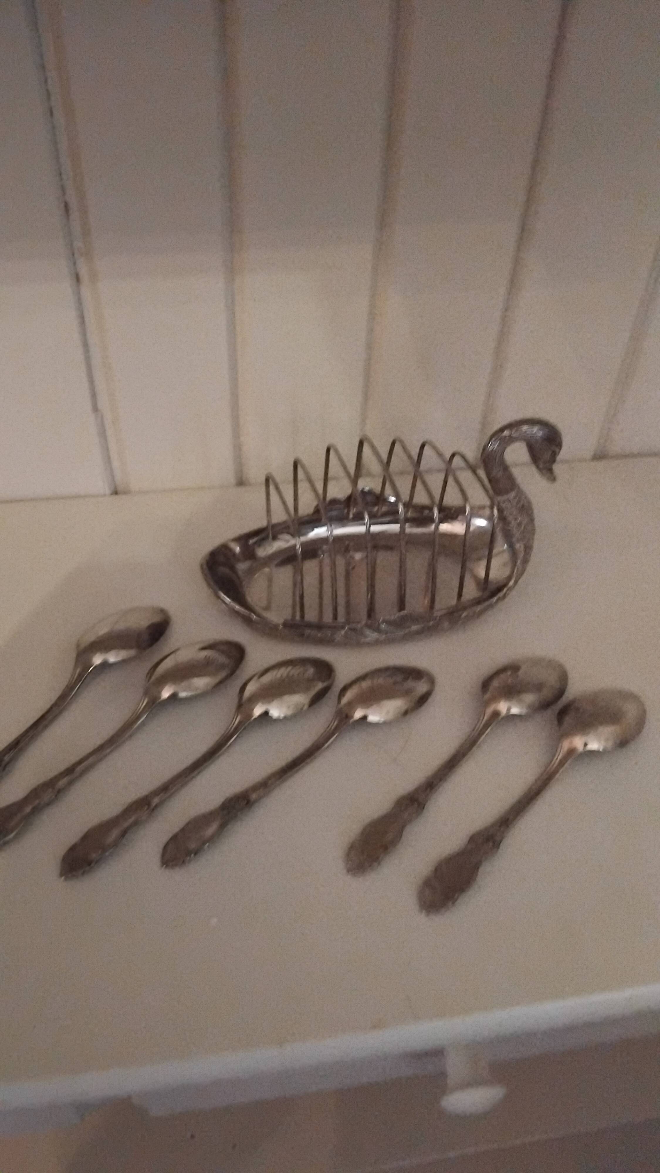 Service a toast with 6 silver-plated spoons.