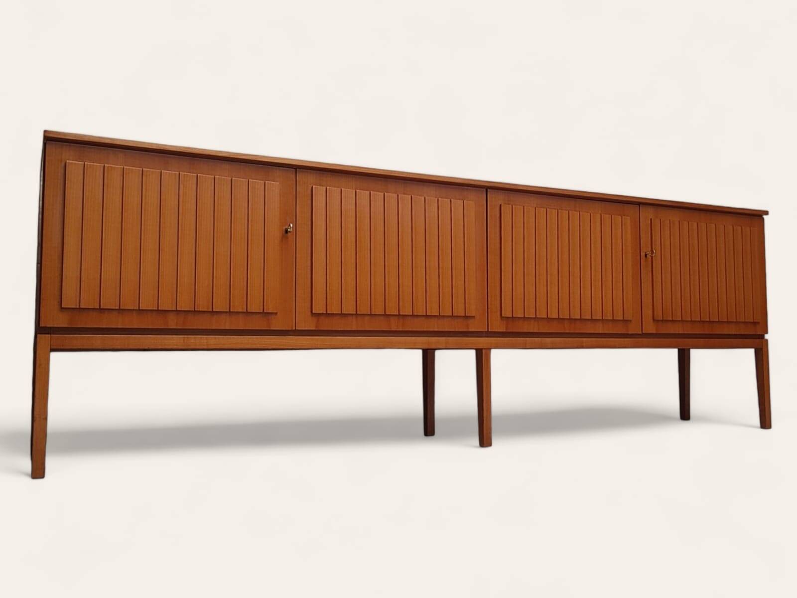 Buffet du milieu du siècle