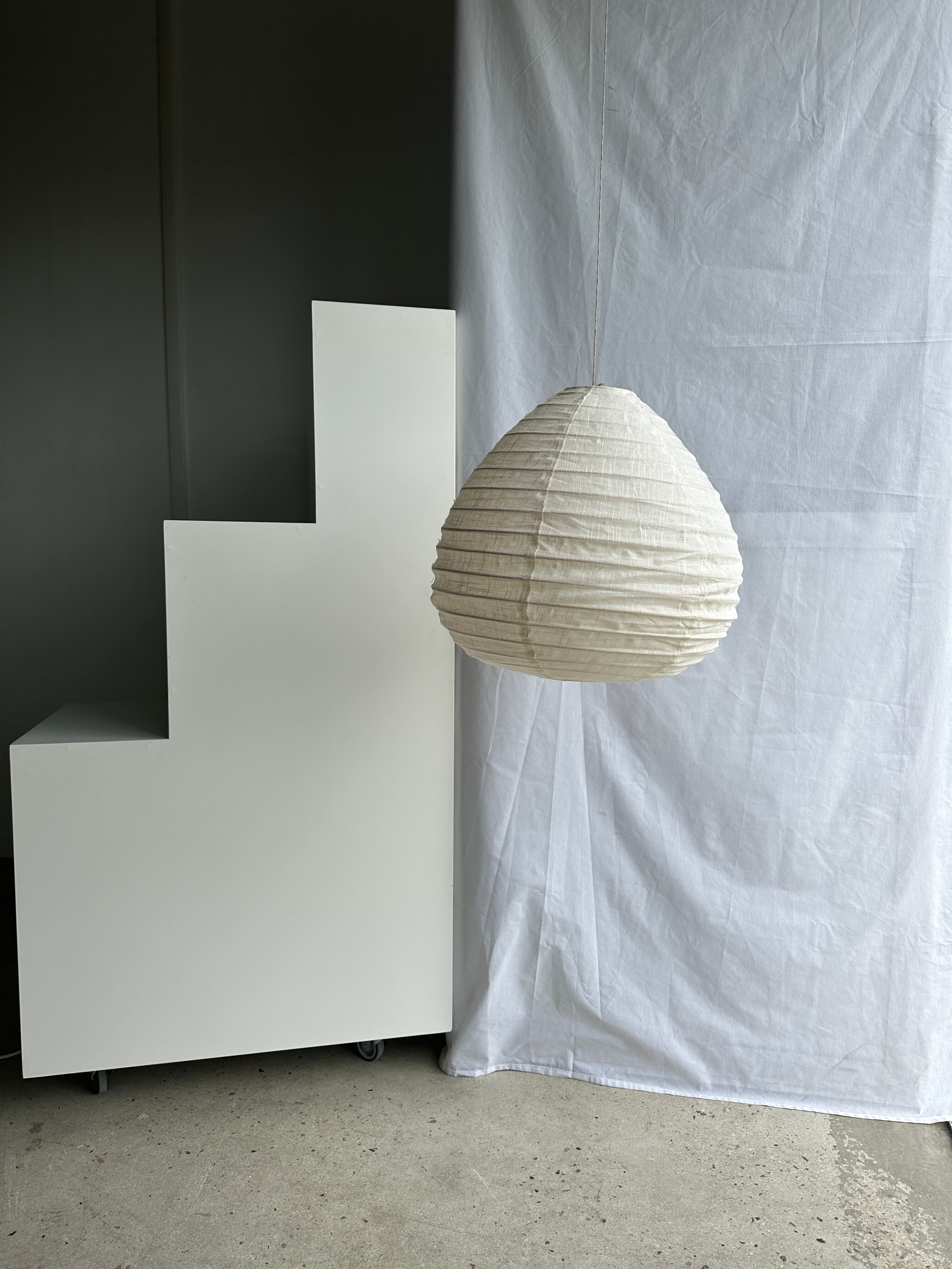 Suspension in rattan and natural japanese linen in the shape of a drop