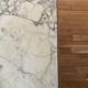 Table basse en marbre et laiton