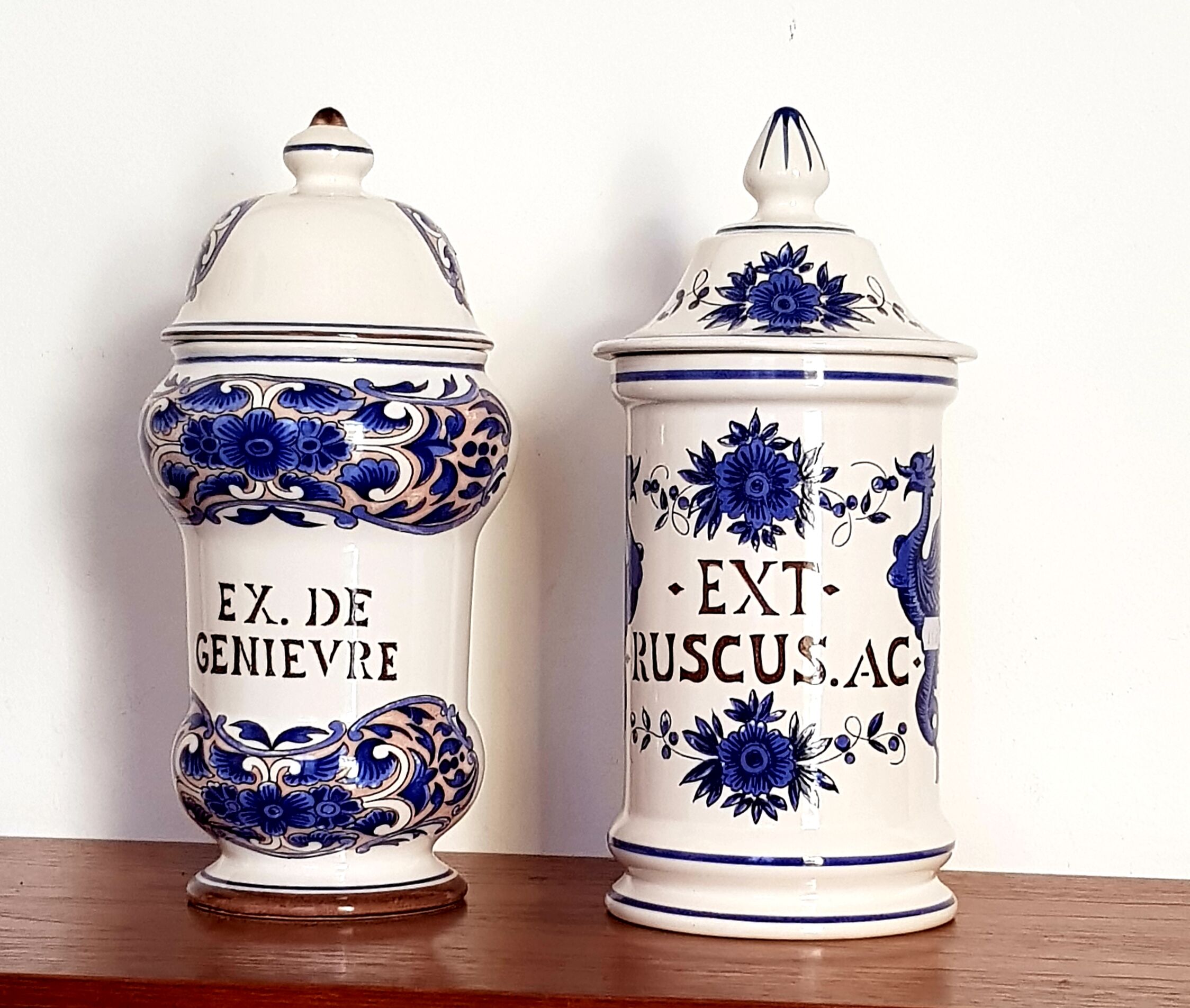 Pots a pharmacy in earthenware