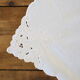Nappe carrée, brodée, en coton