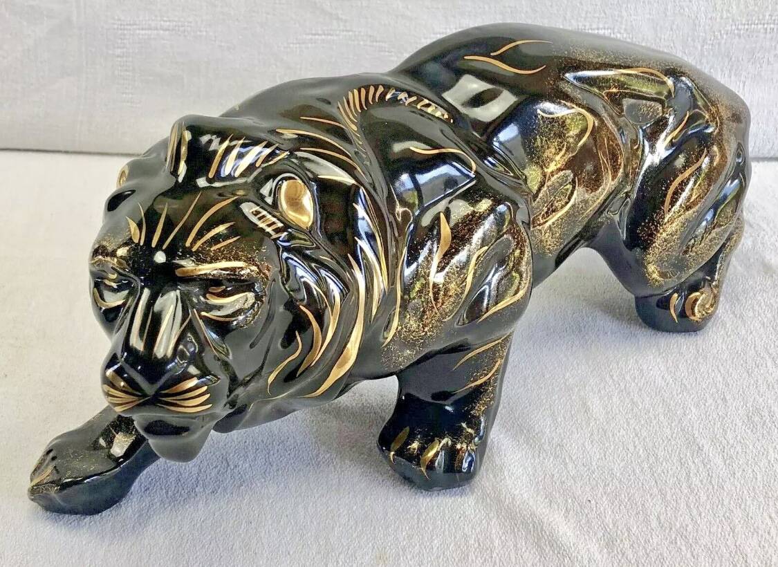 Art Deco lion statue 1930 cracked Saint Clément