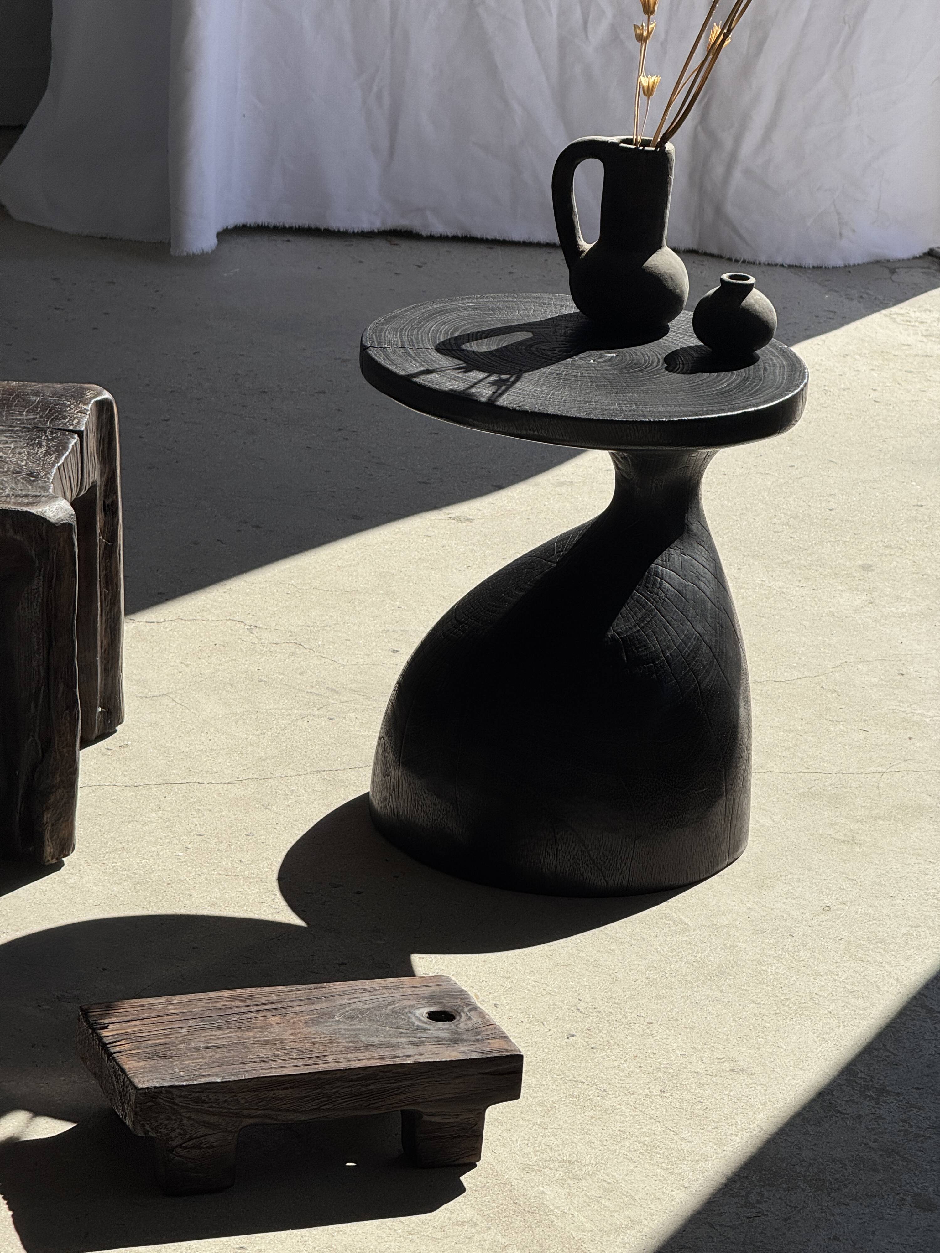 Sexy Neck - Solid wood side table (monoxyle) in organic shape colour