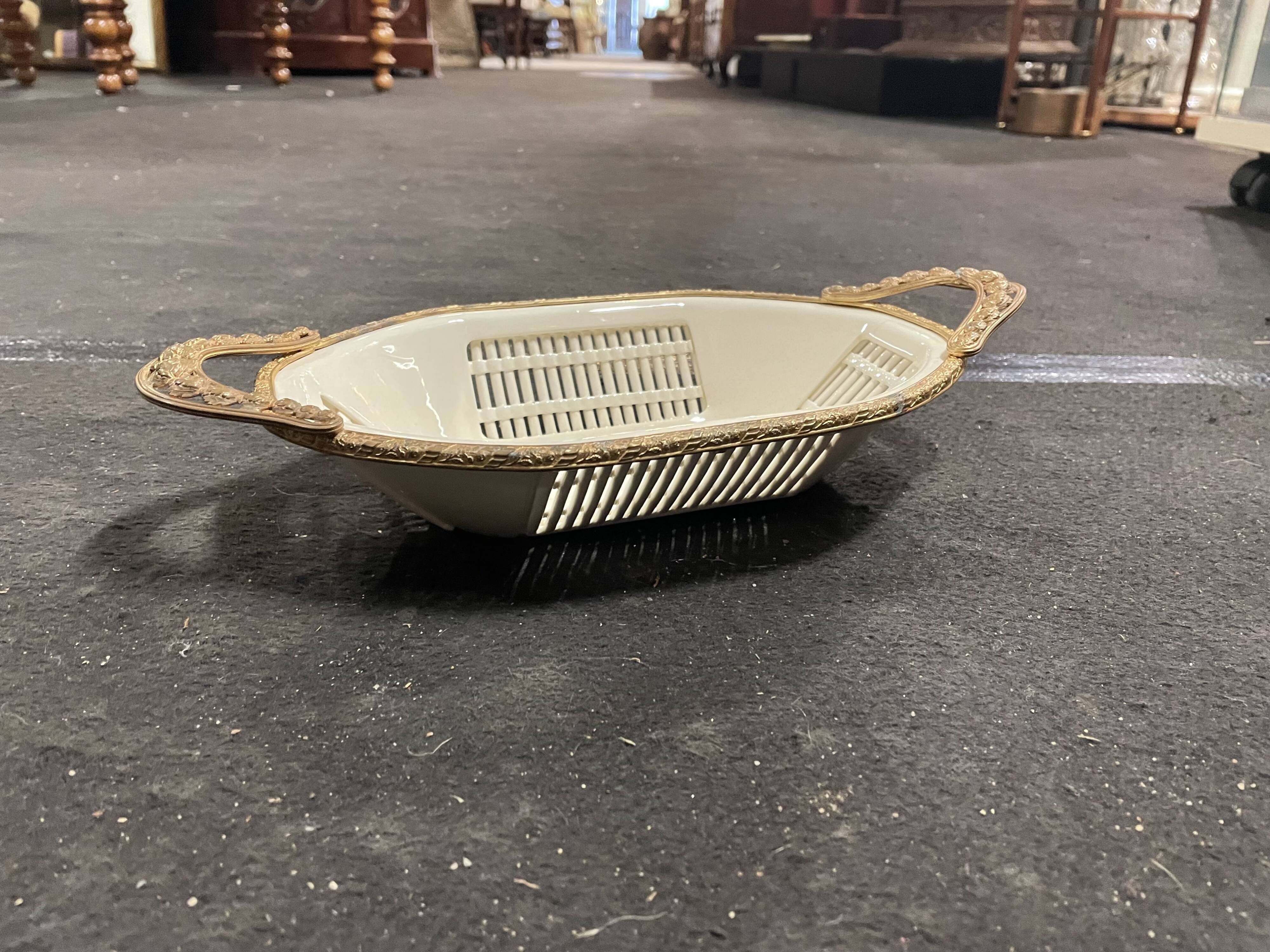 Serrated porcelain dish