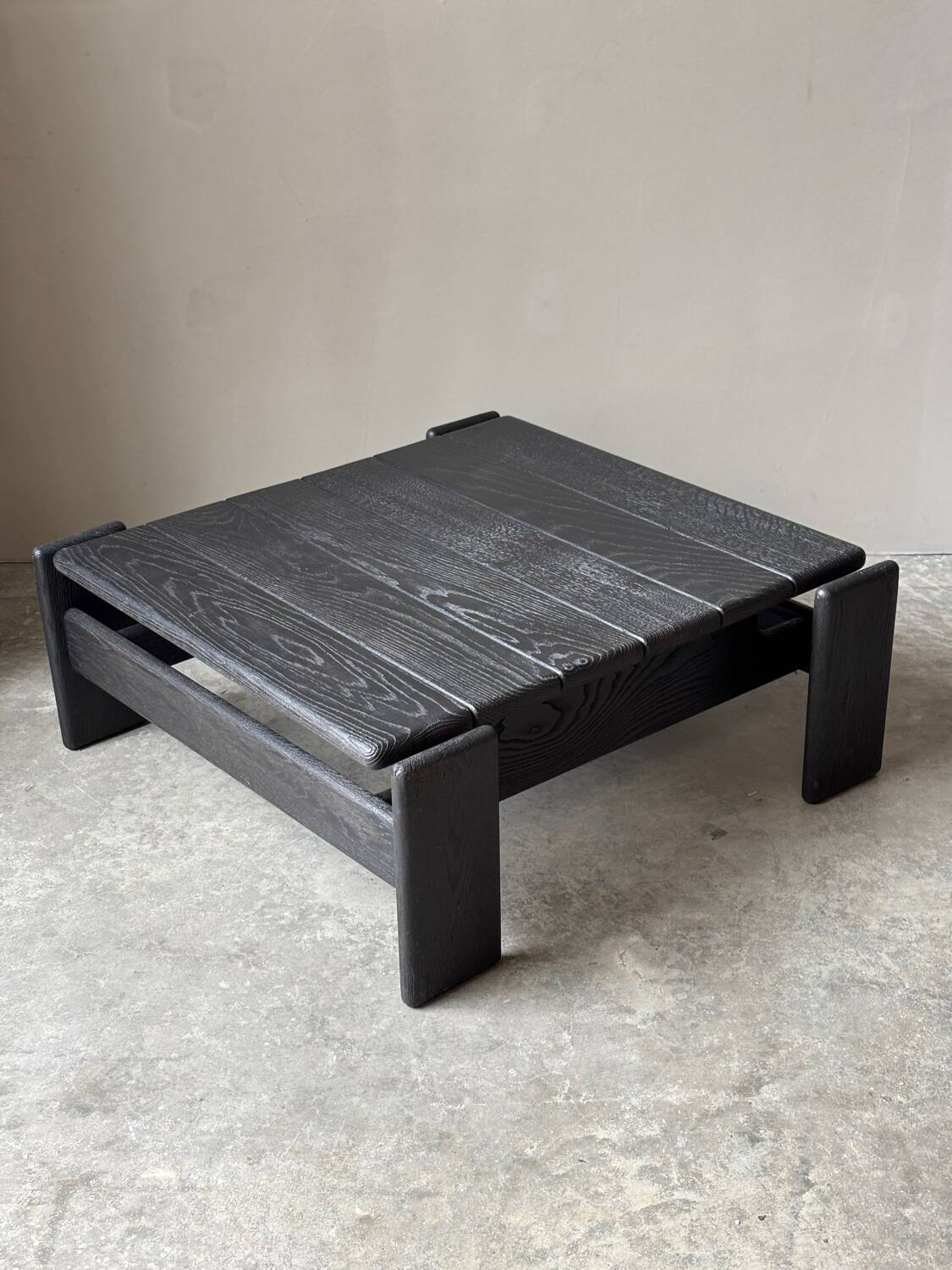 Table basse en bois noir