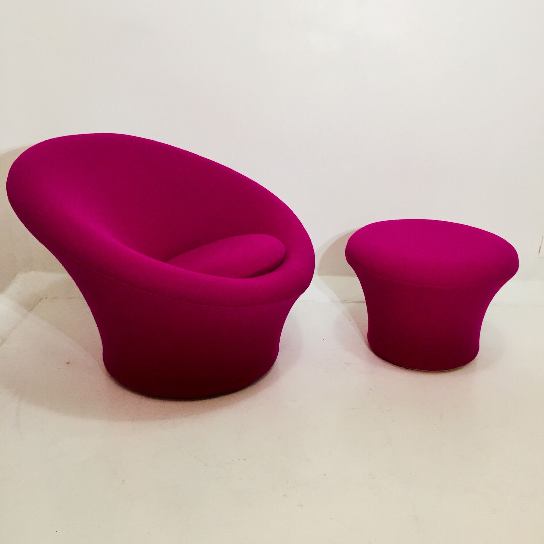 Mushroom swivel armchair with footrest by Pierre Paulin, Artifort Edition
