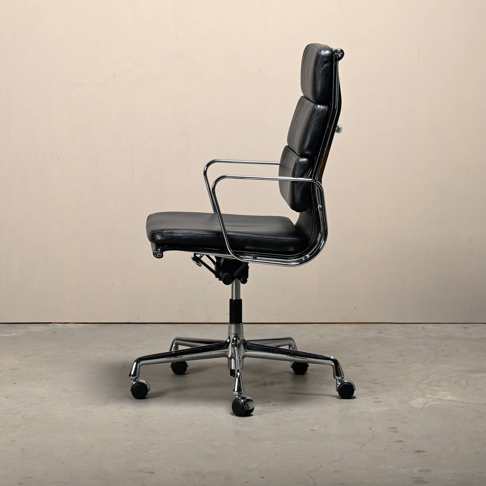Charles & Ray Eames EA219 Office Chair in Chrome and Black leather, Vitra