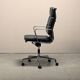 Chaise de bureau Charles & Ray Eames EA219 en chrome et cuir noir, Vitra
