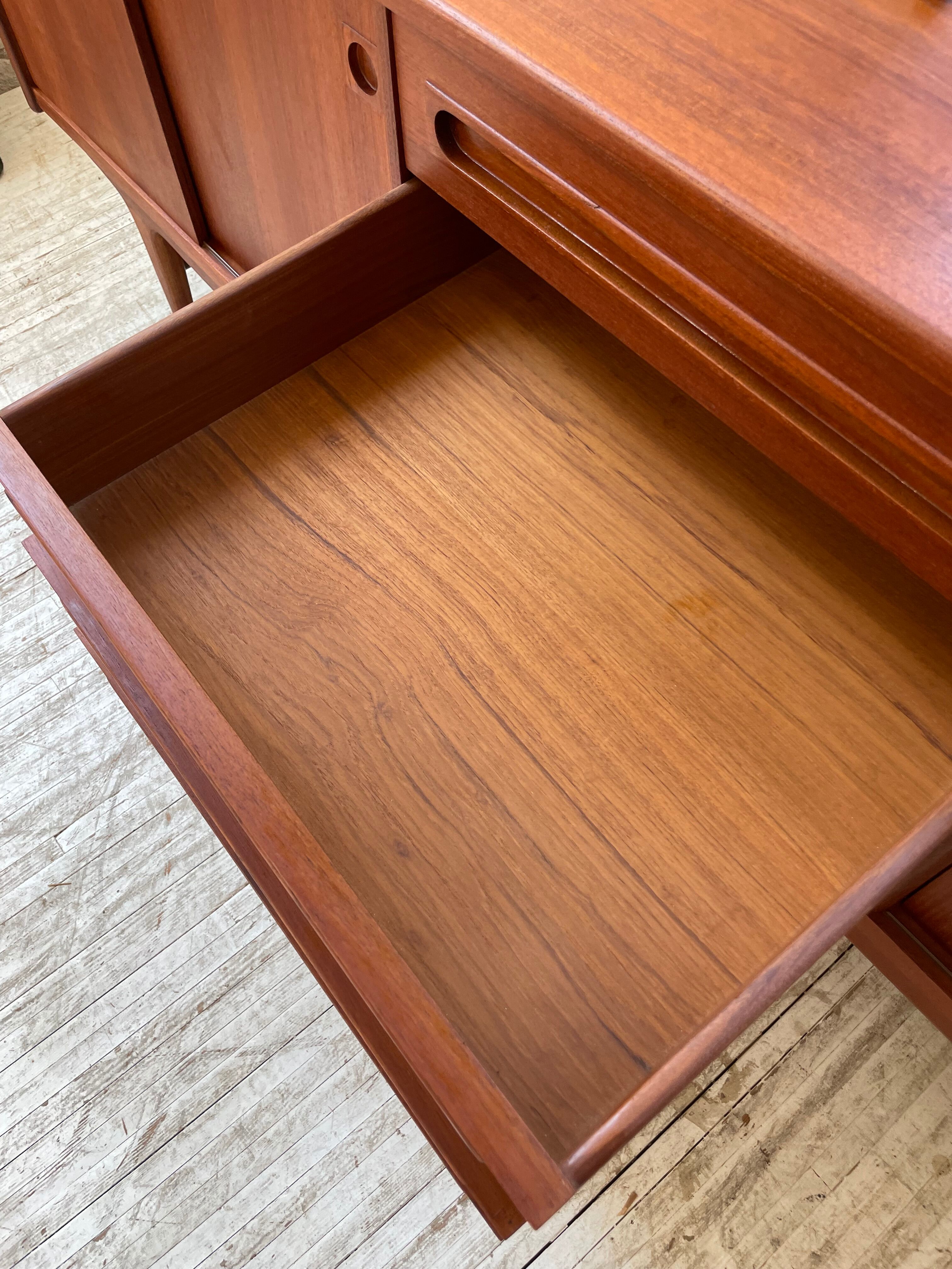 Teak row Johannes Andersen Samcom