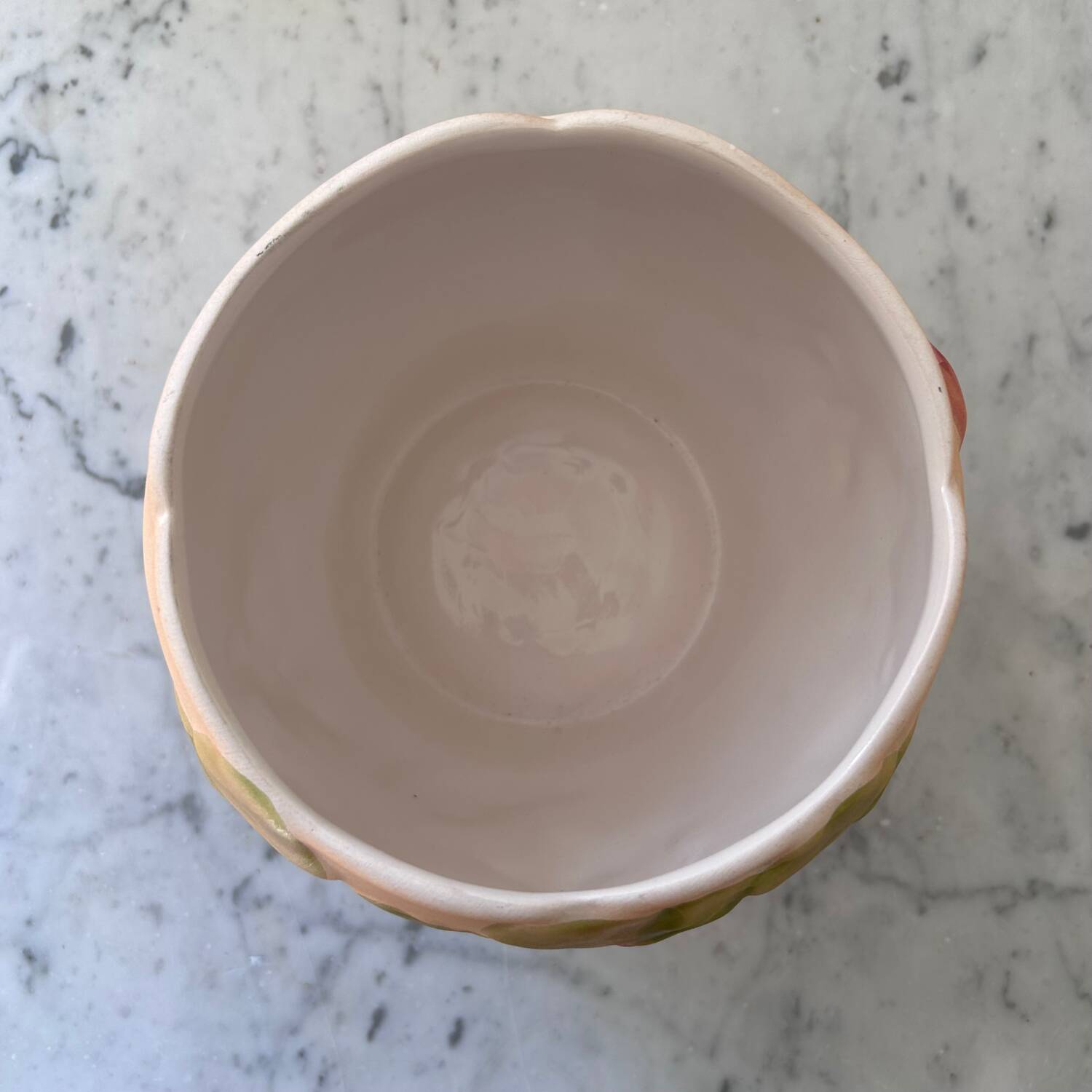 Cache pot en barbotine décor capucines 