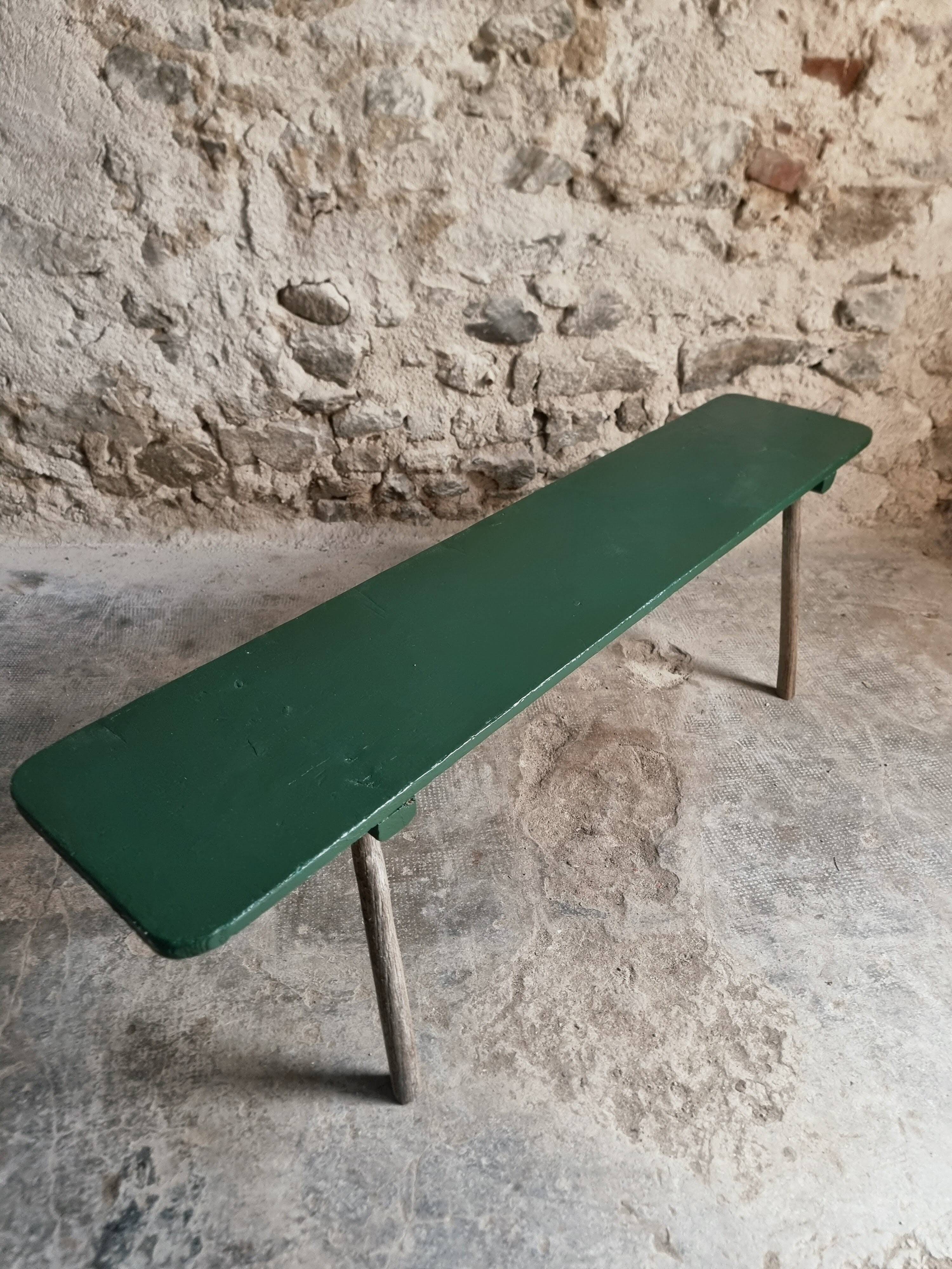 Banc ancien en pin avec pieds en châtaignier, finition peinte en vert, France vers 1900–1930