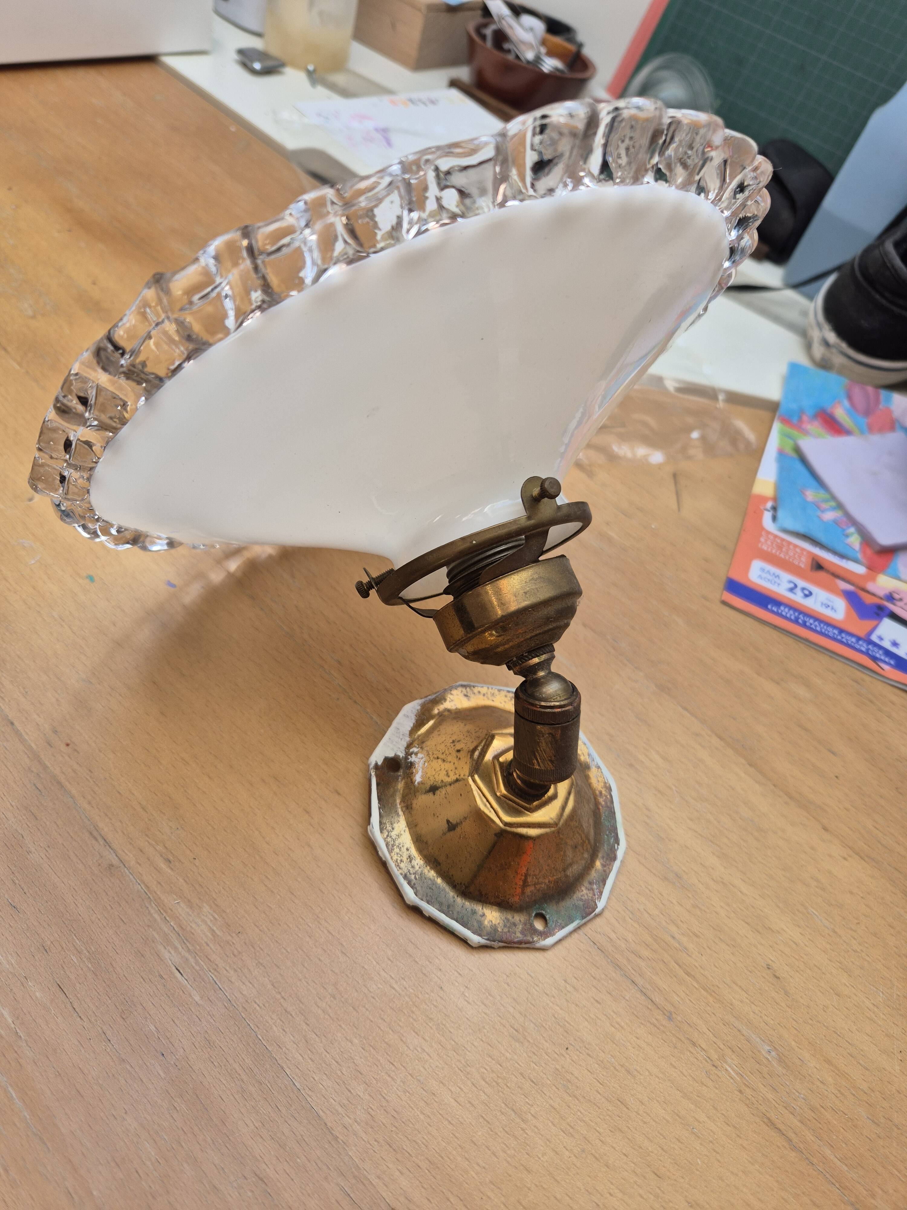Antique wall light in lace opaline and brass.