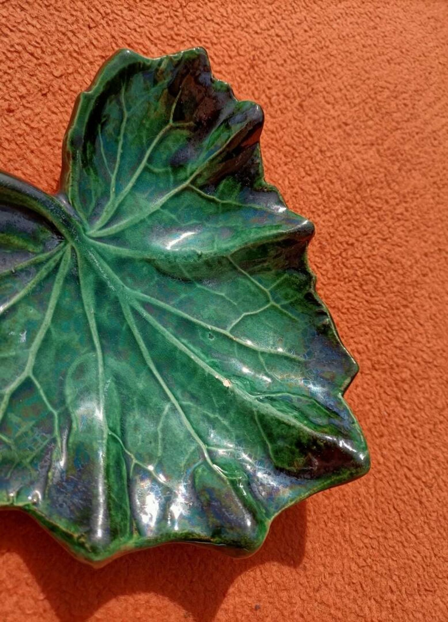 Retro leaf pocket emptier