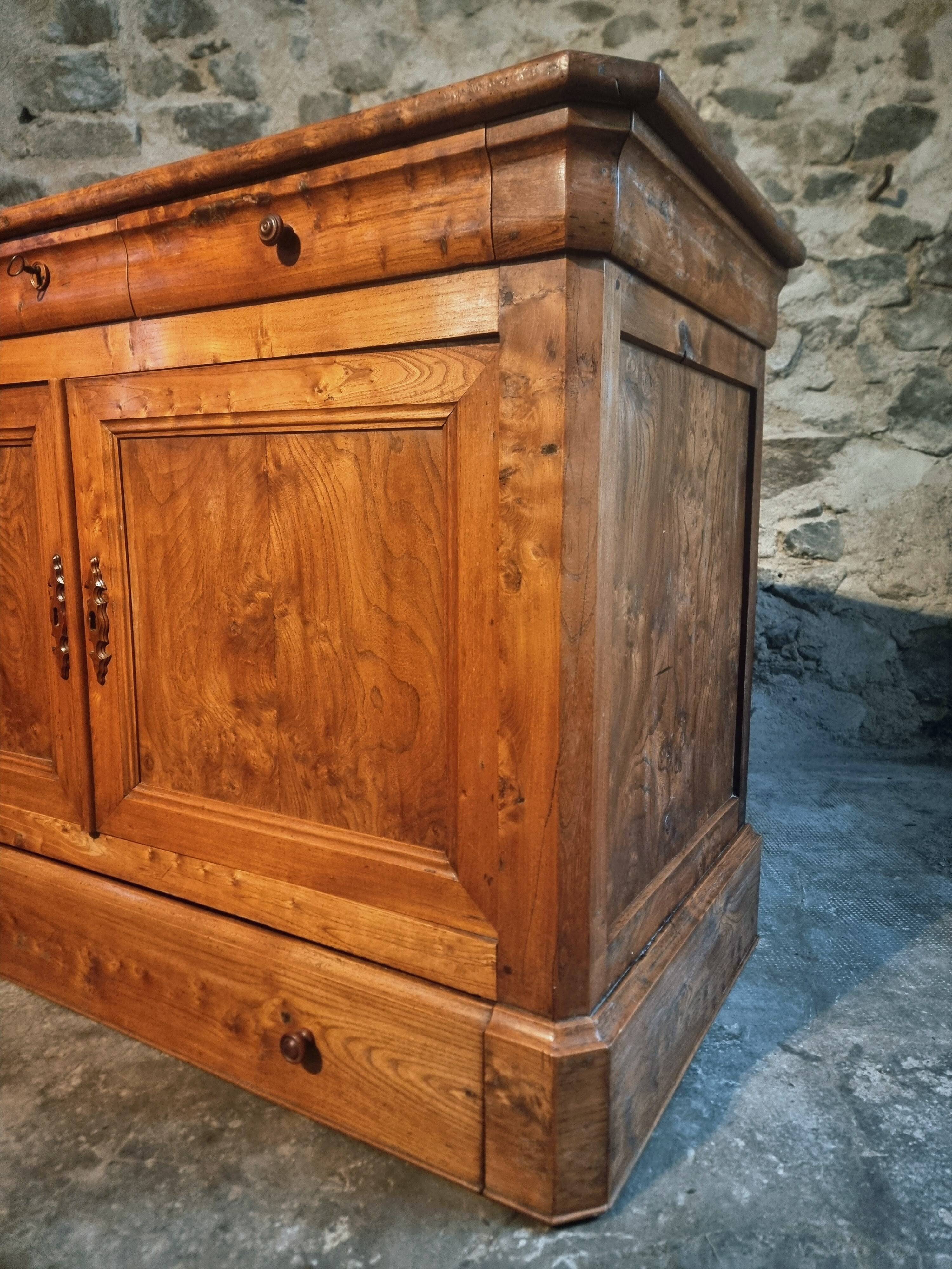 French buffet from the 19th century in elm with drawers – Louis Philippe period