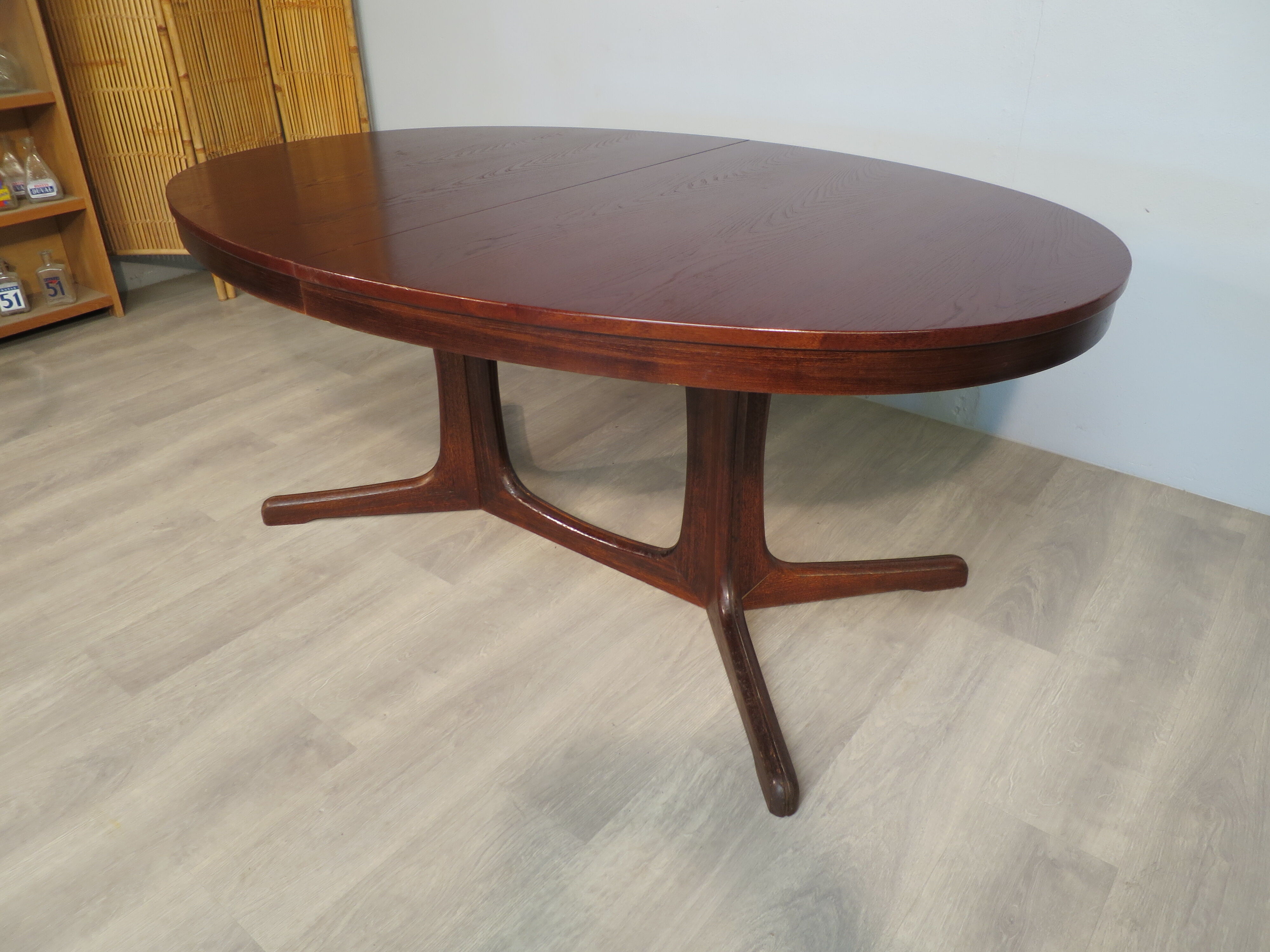 Baumann oval table