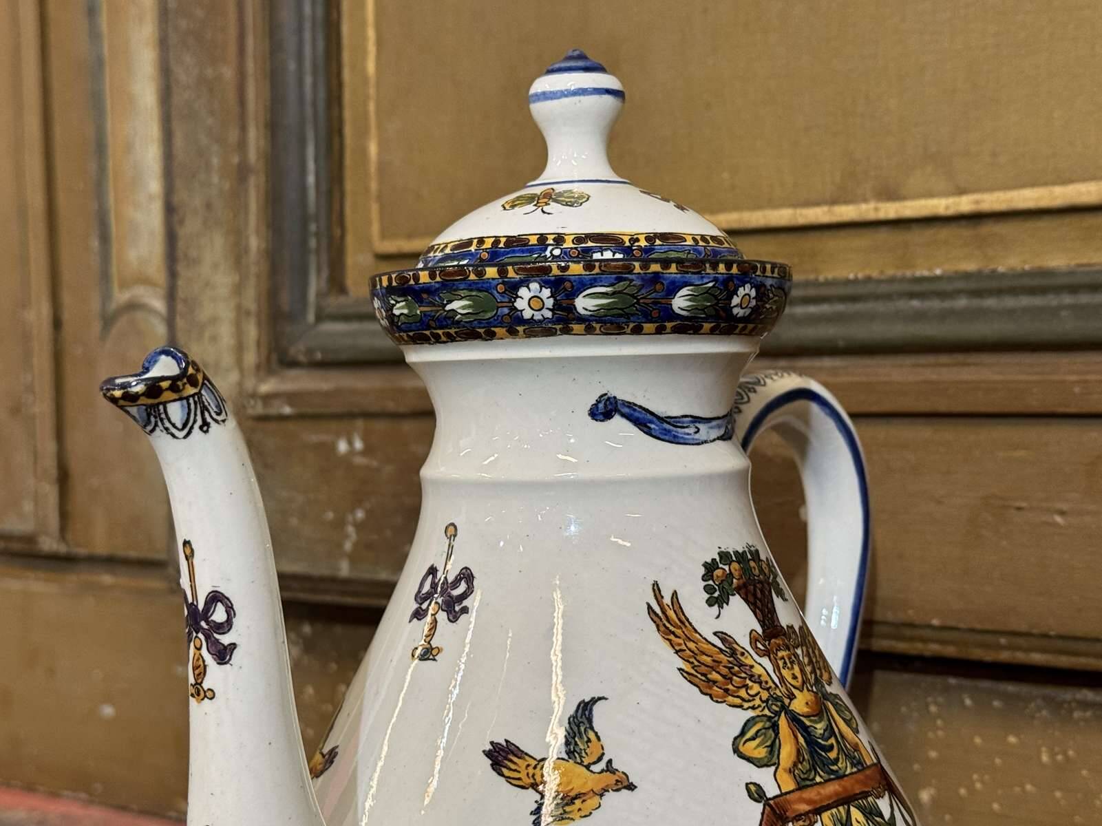 Faience vase from Gien, Renaissance decoration, late 19th century.
