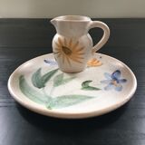 Flat plate and pitcher floral decoration