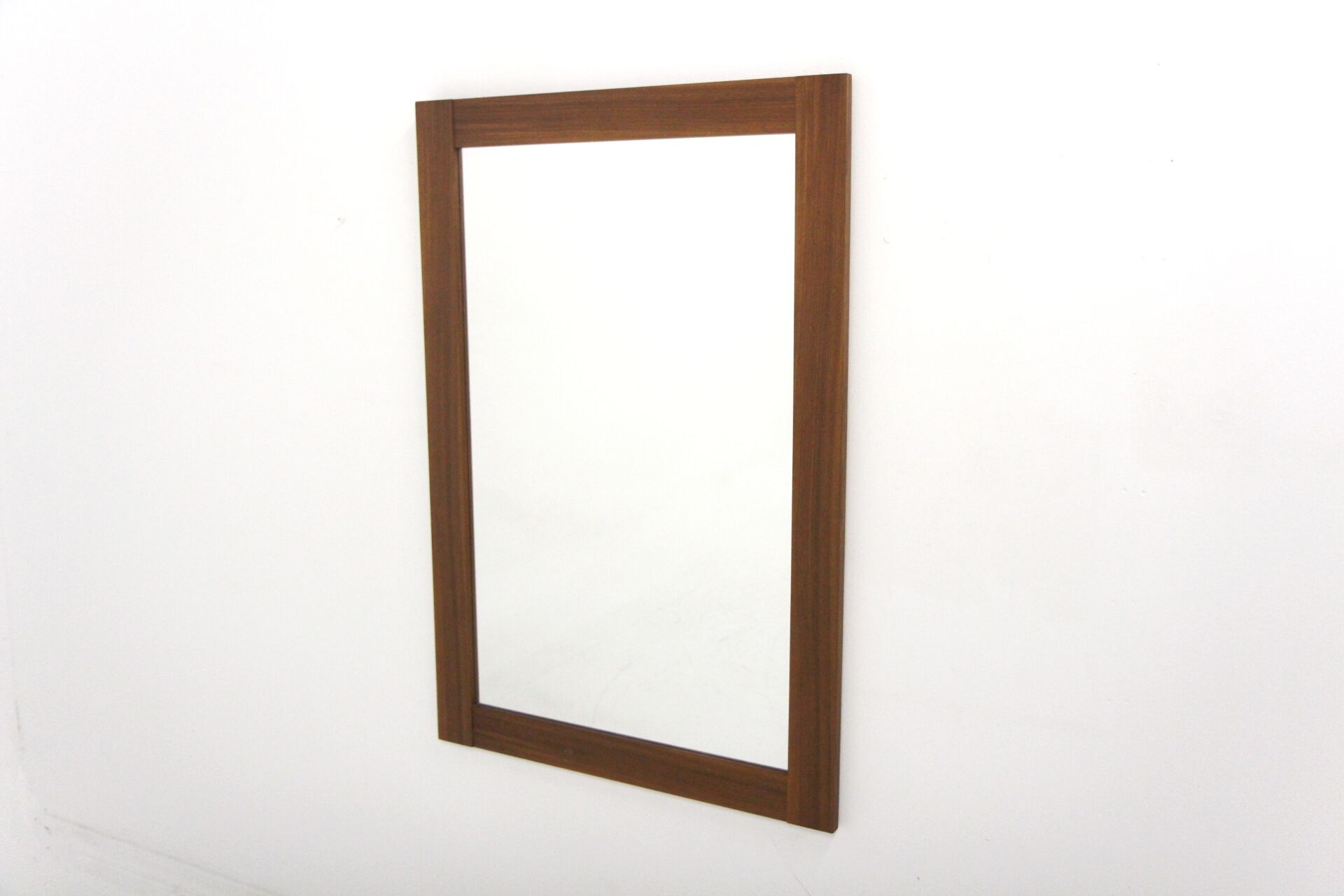 Miroir scandinave en noyer, Suède, 1960, 111cm x 75cm
